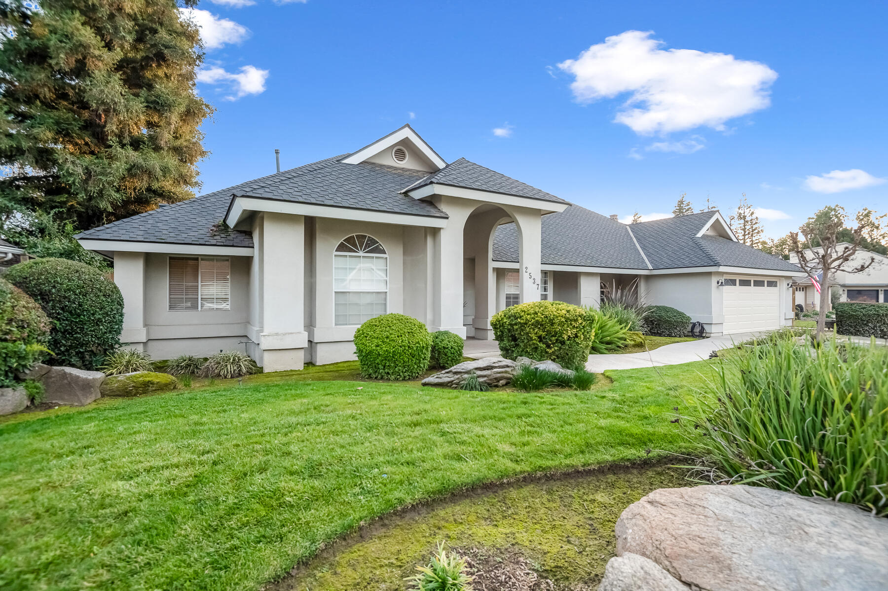 2537 E Hillcrest Ct, Visalia, CA 93292