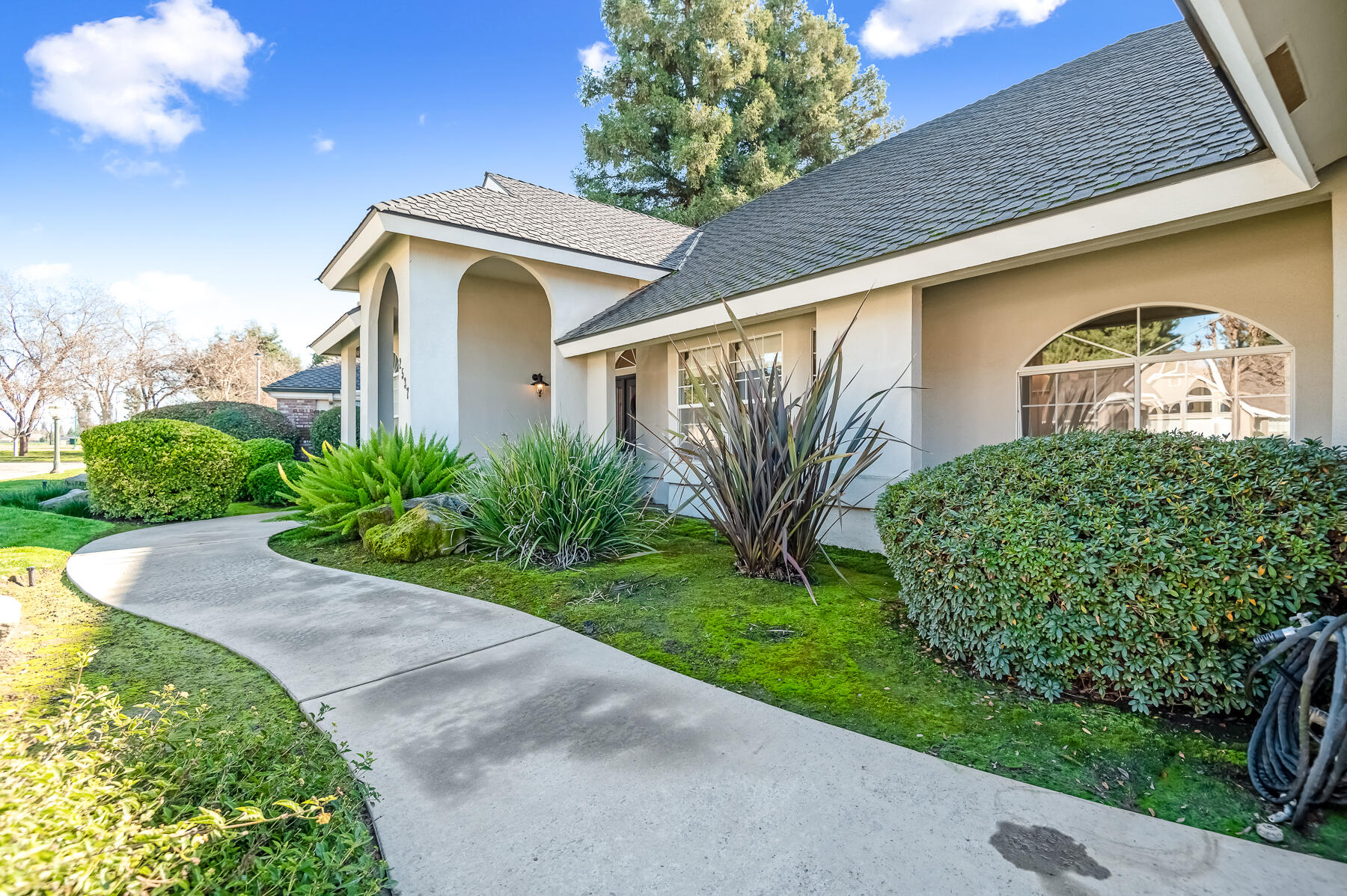 2537 E Hillcrest Ct, Visalia, CA 93292