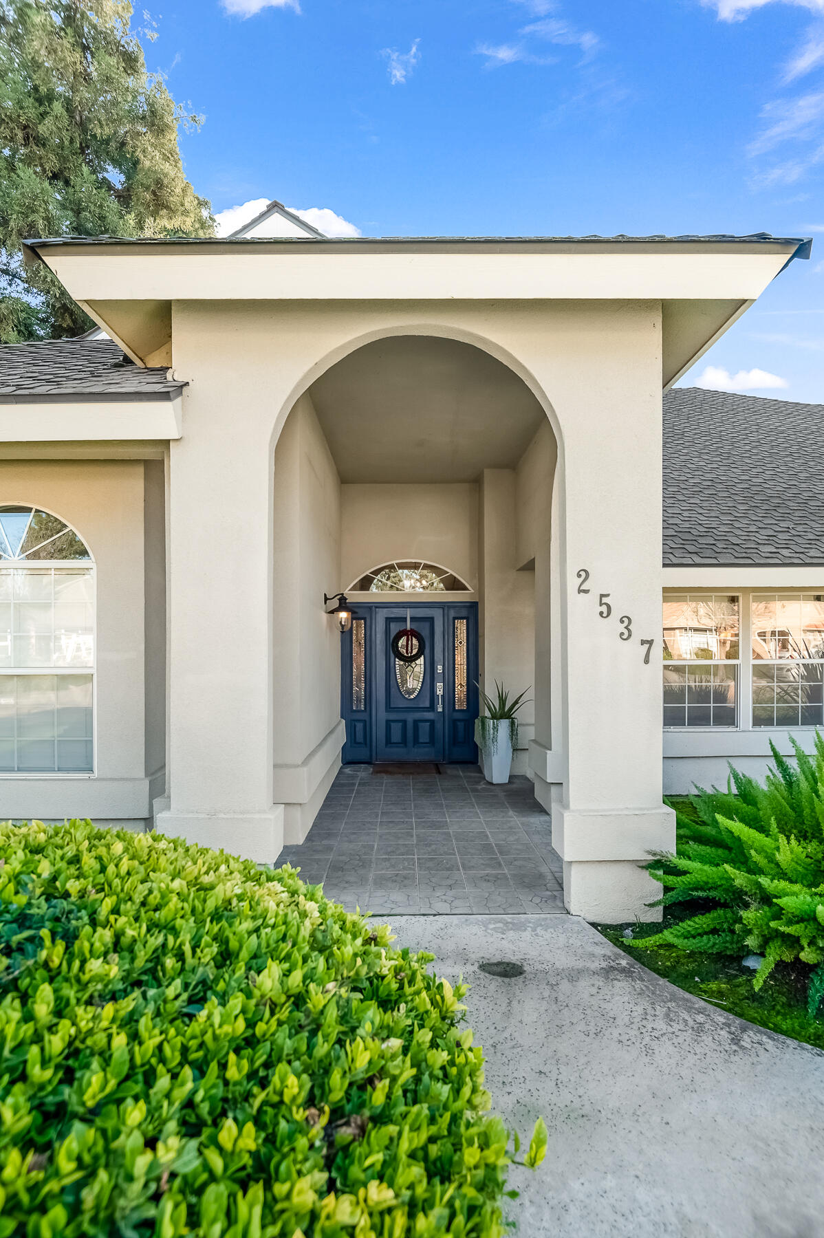 2537 E Hillcrest Ct, Visalia, CA 93292