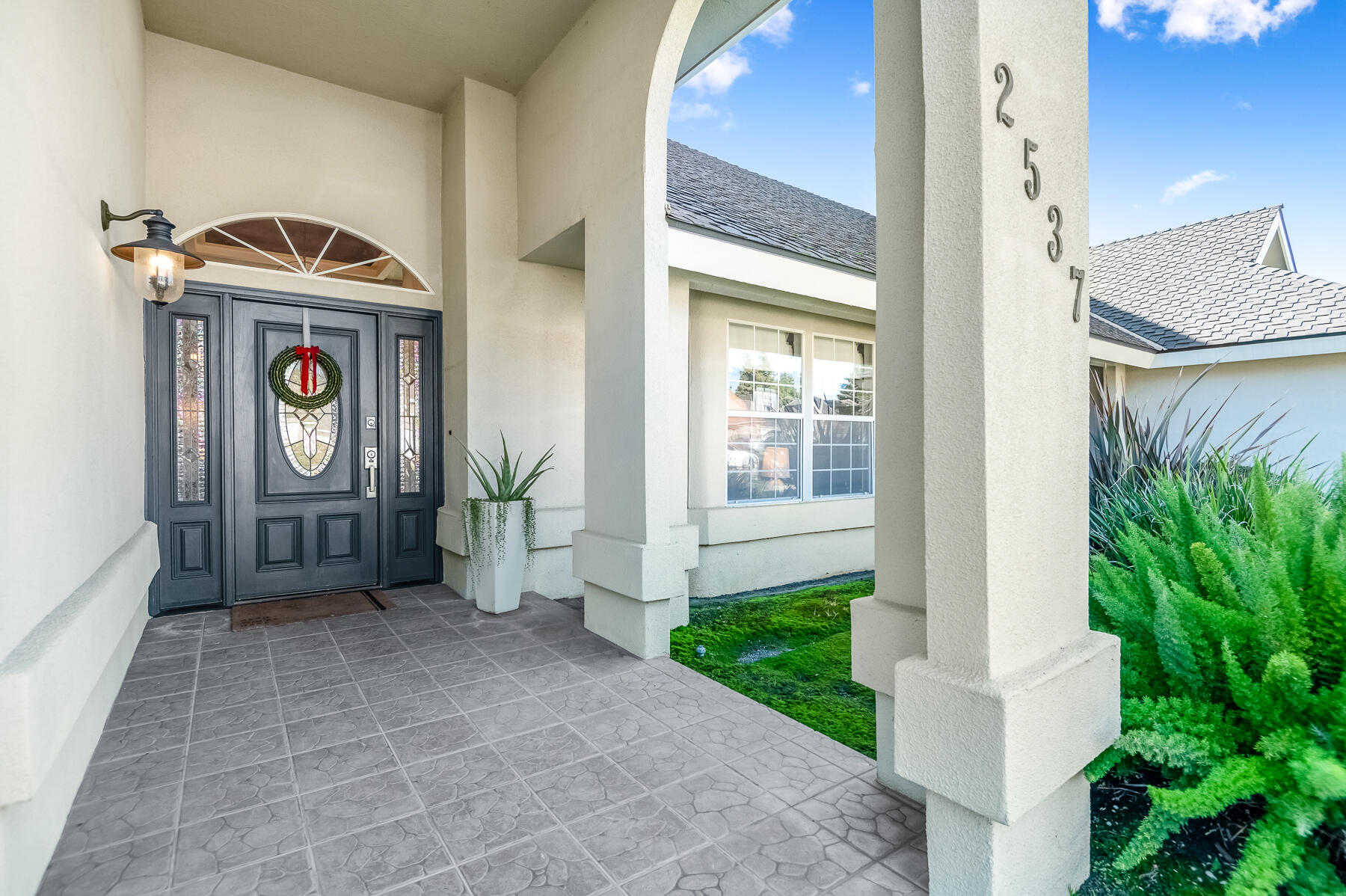 2537 E Hillcrest Ct, Visalia, CA 93292