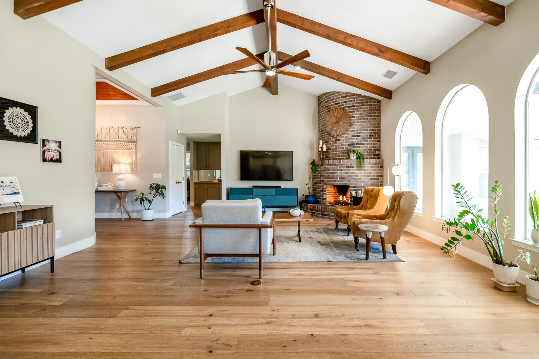 2537 E Hillcrest Ct, Visalia, CA 93292