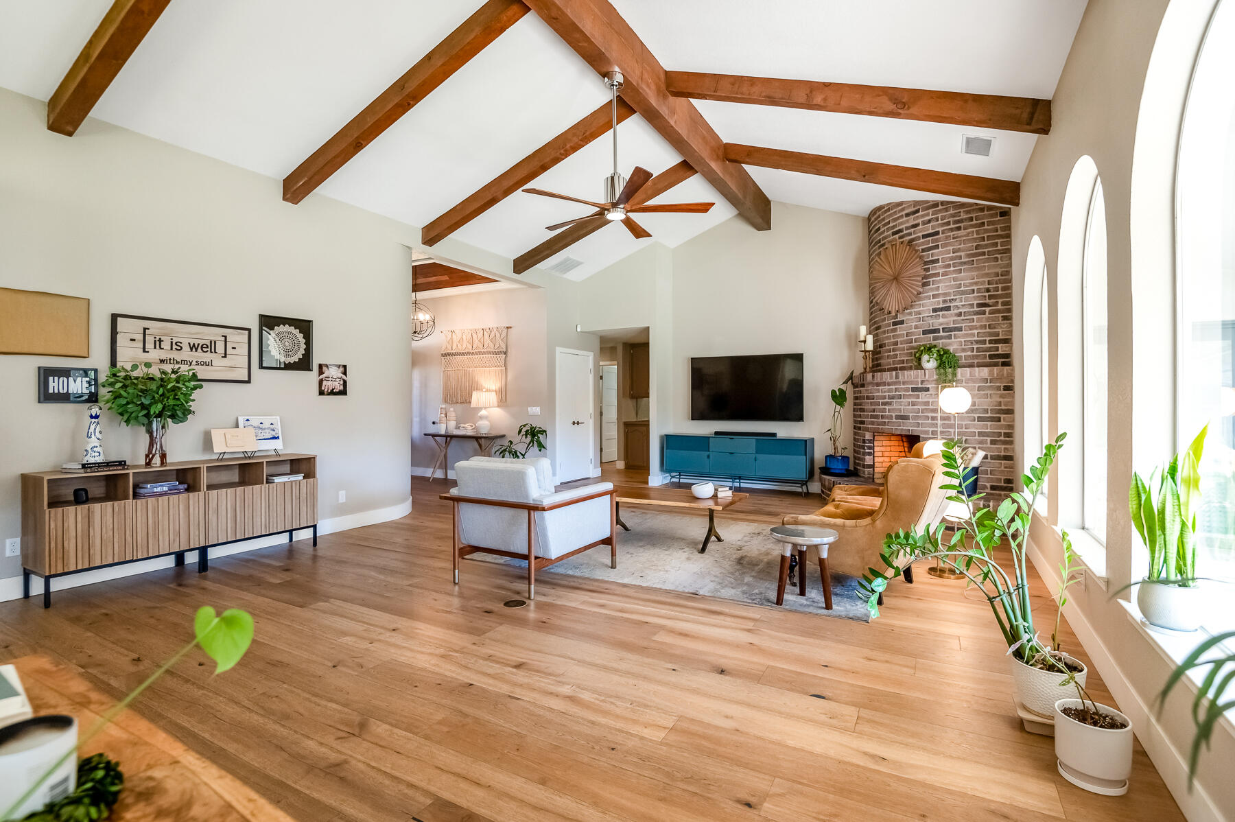 2537 E Hillcrest Ct, Visalia, CA 93292