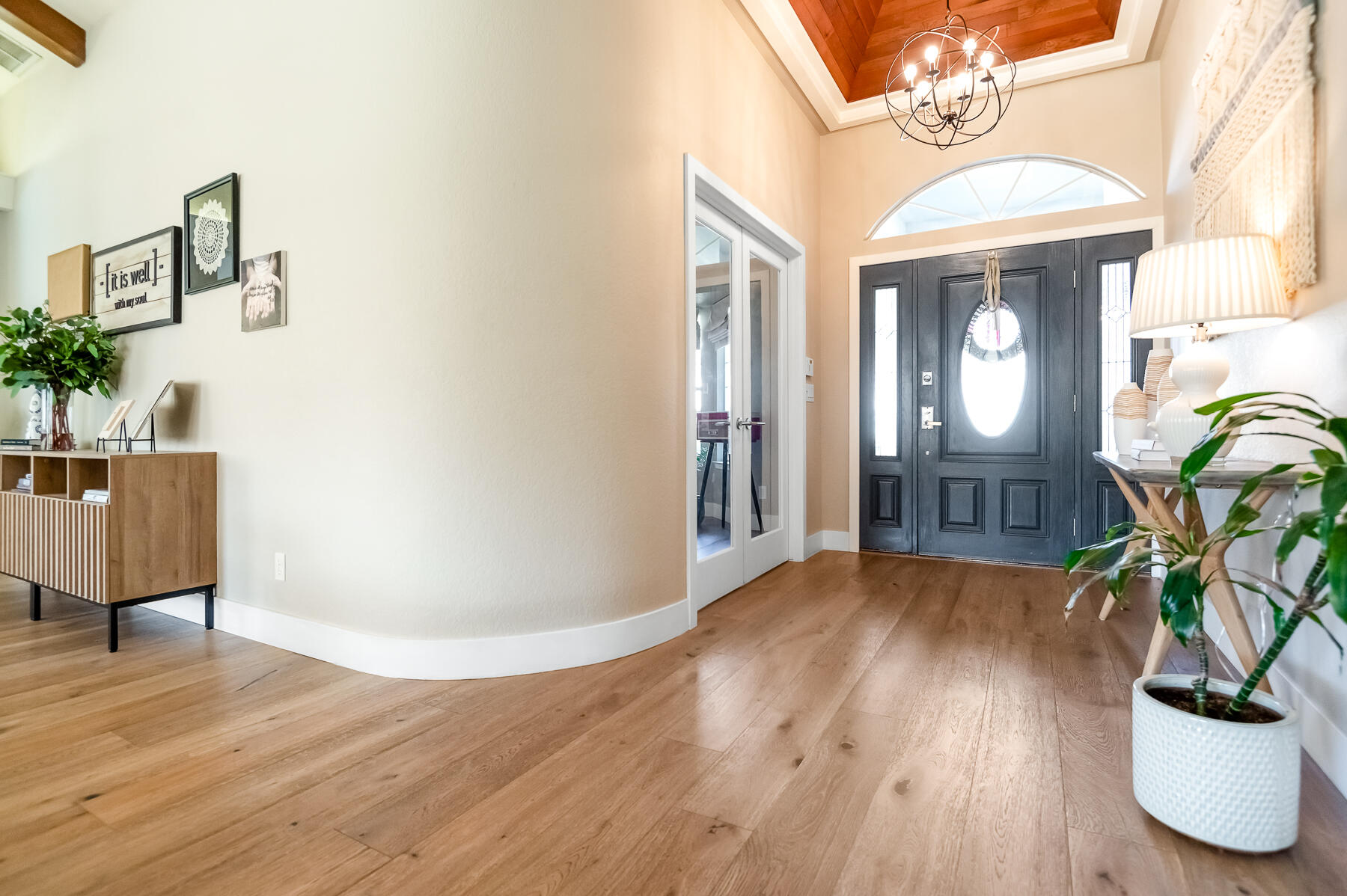 2537 E Hillcrest Ct, Visalia, CA 93292