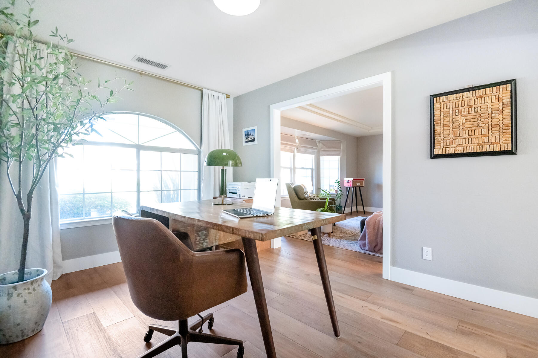 2537 E Hillcrest Ct, Visalia, CA 93292