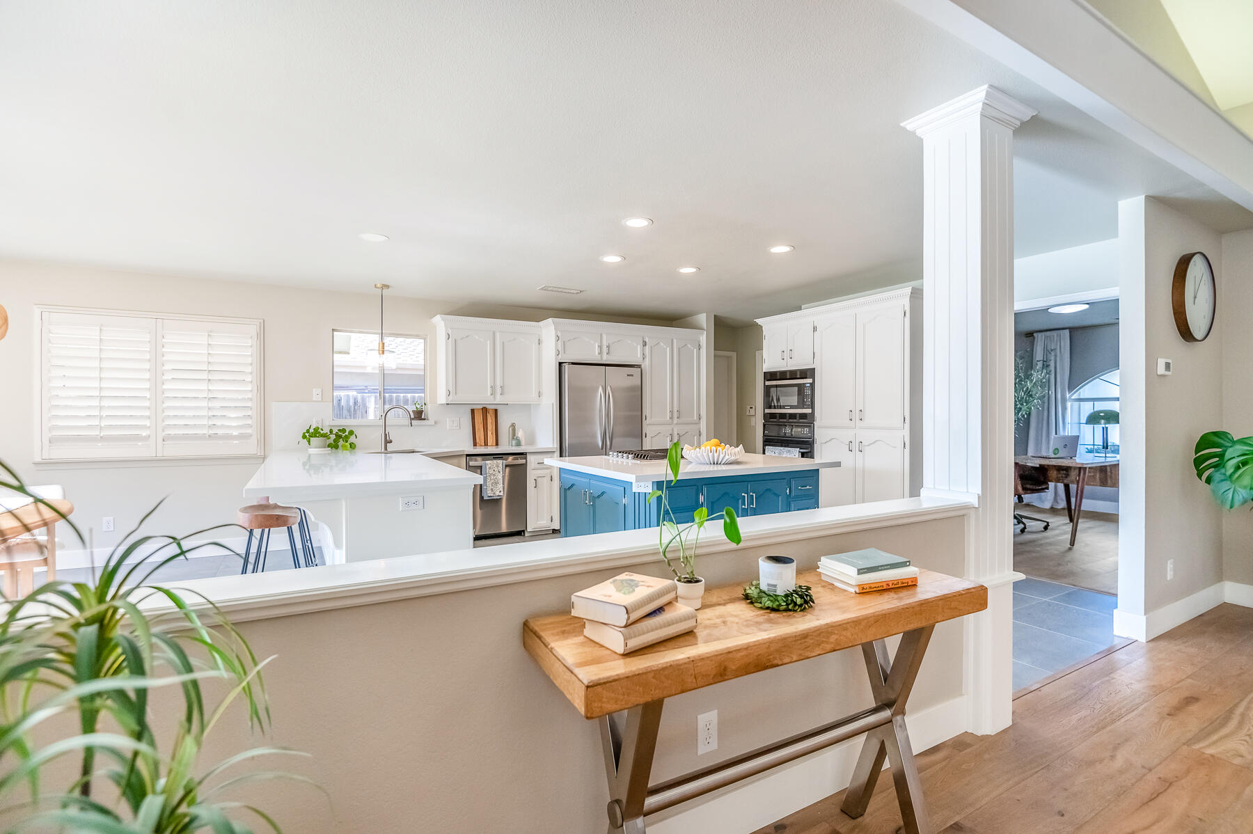 2537 E Hillcrest Ct, Visalia, CA 93292