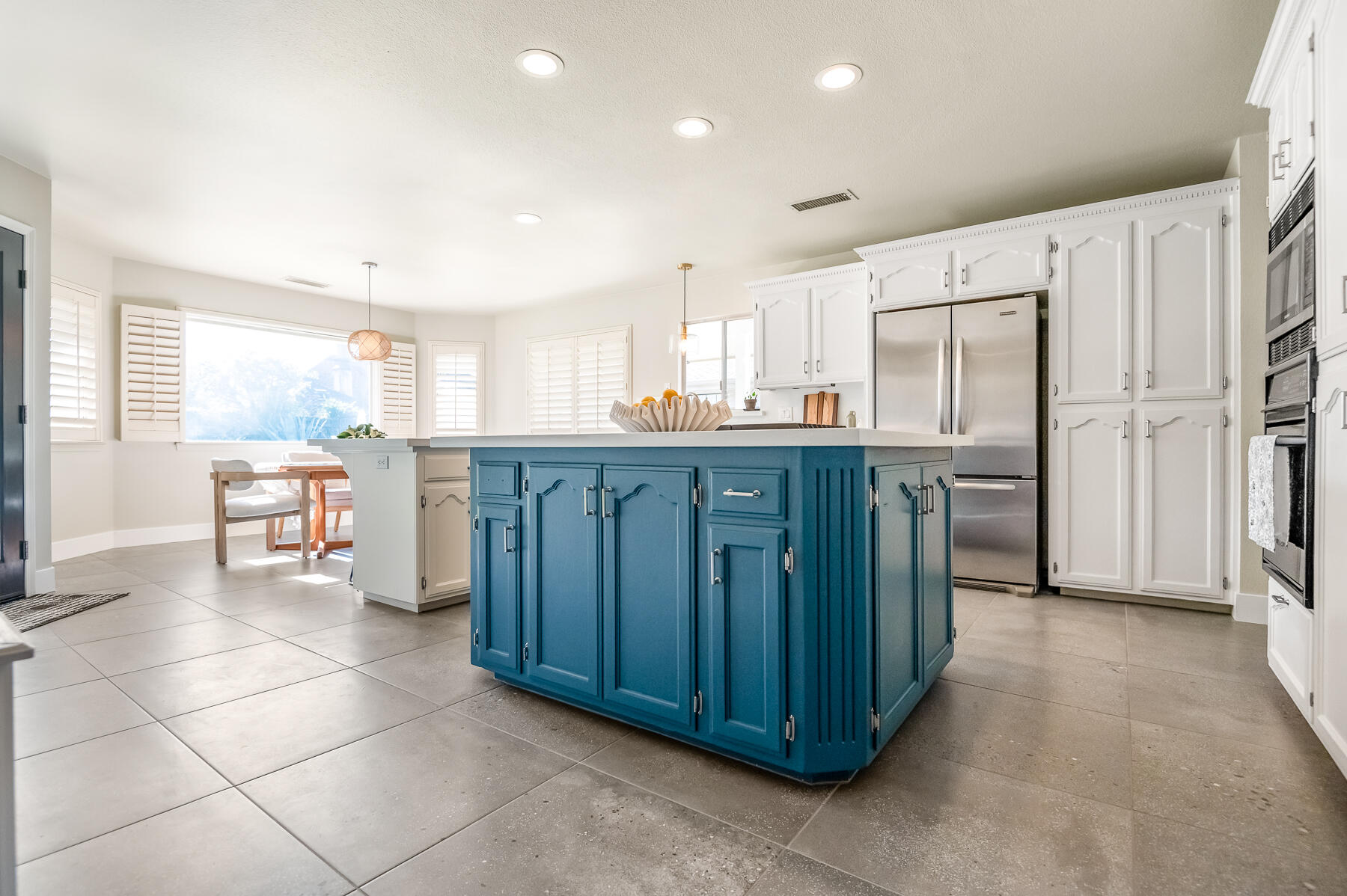 2537 E Hillcrest Ct, Visalia, CA 93292