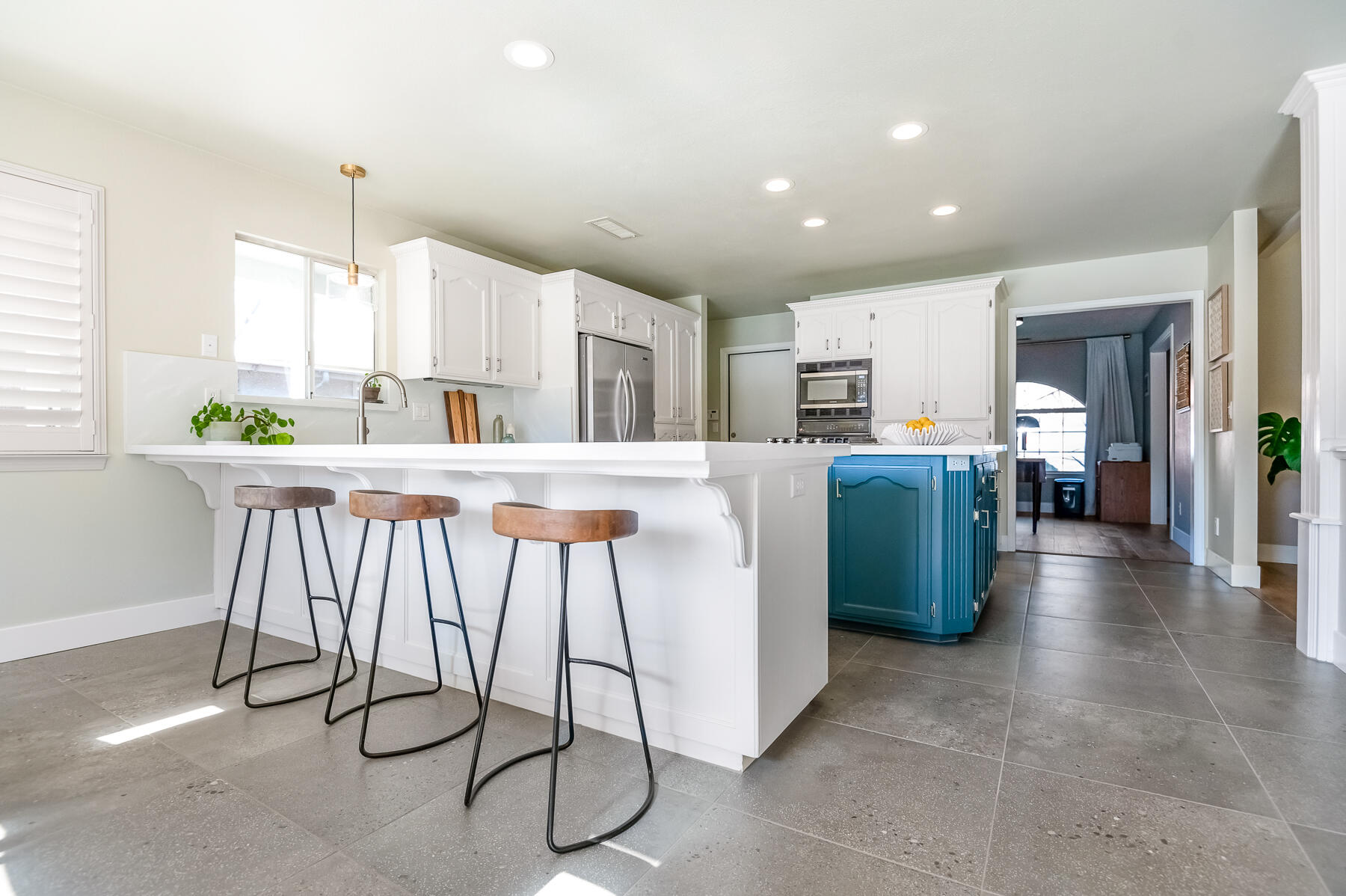 2537 E Hillcrest Ct, Visalia, CA 93292