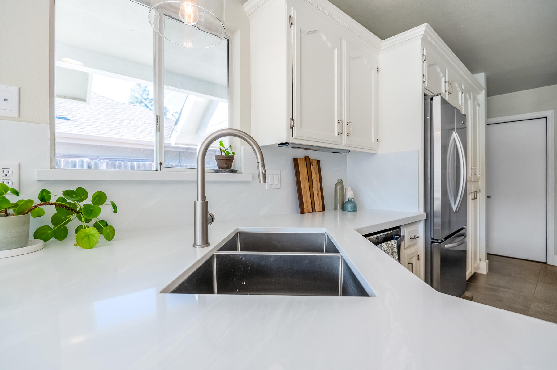 2537 E Hillcrest Ct, Visalia, CA 93292