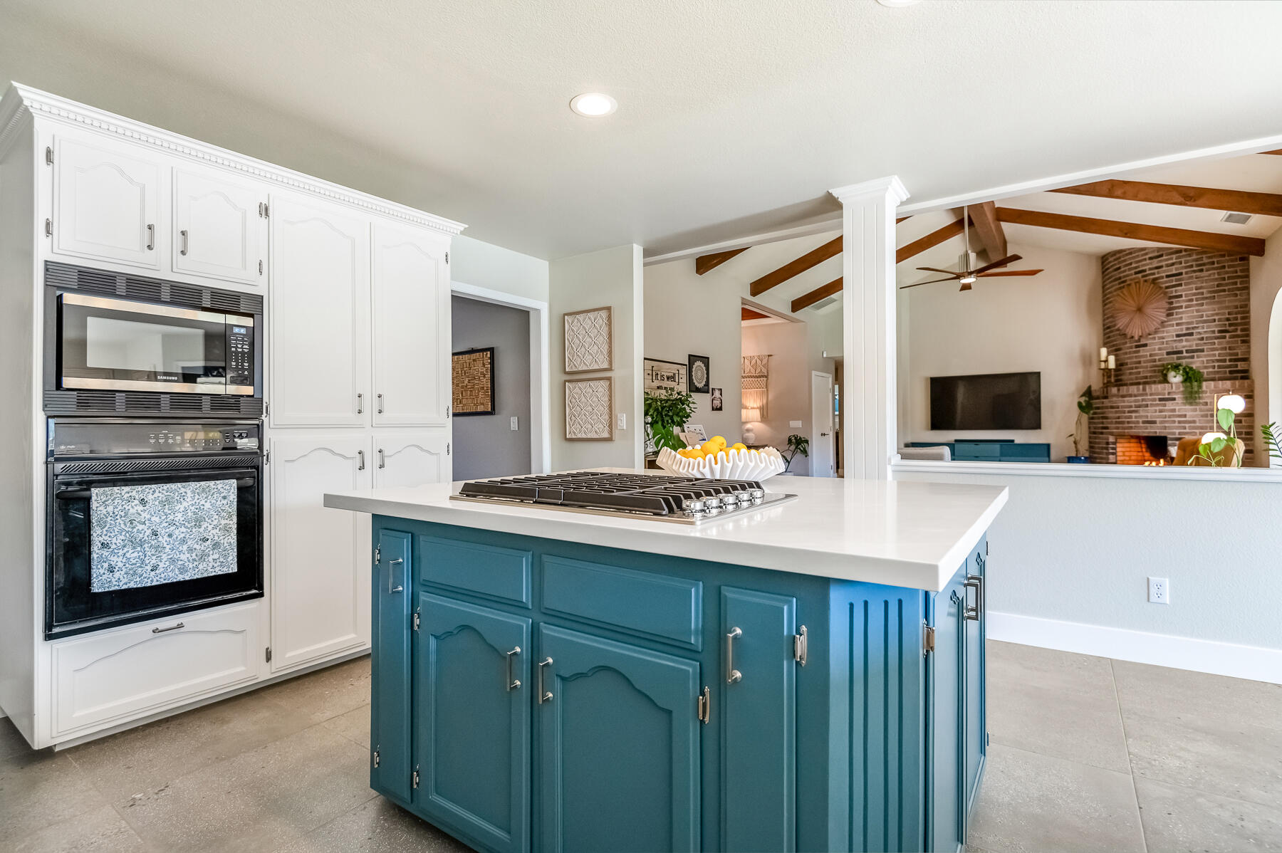 2537 E Hillcrest Ct, Visalia, CA 93292