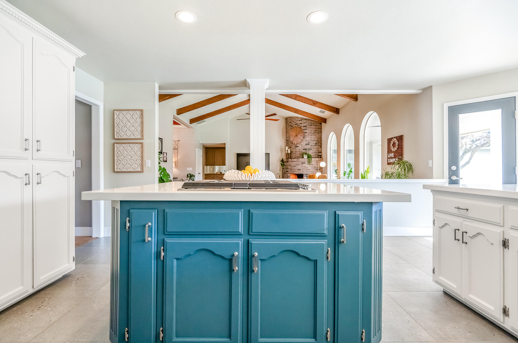 2537 E Hillcrest Ct, Visalia, CA 93292