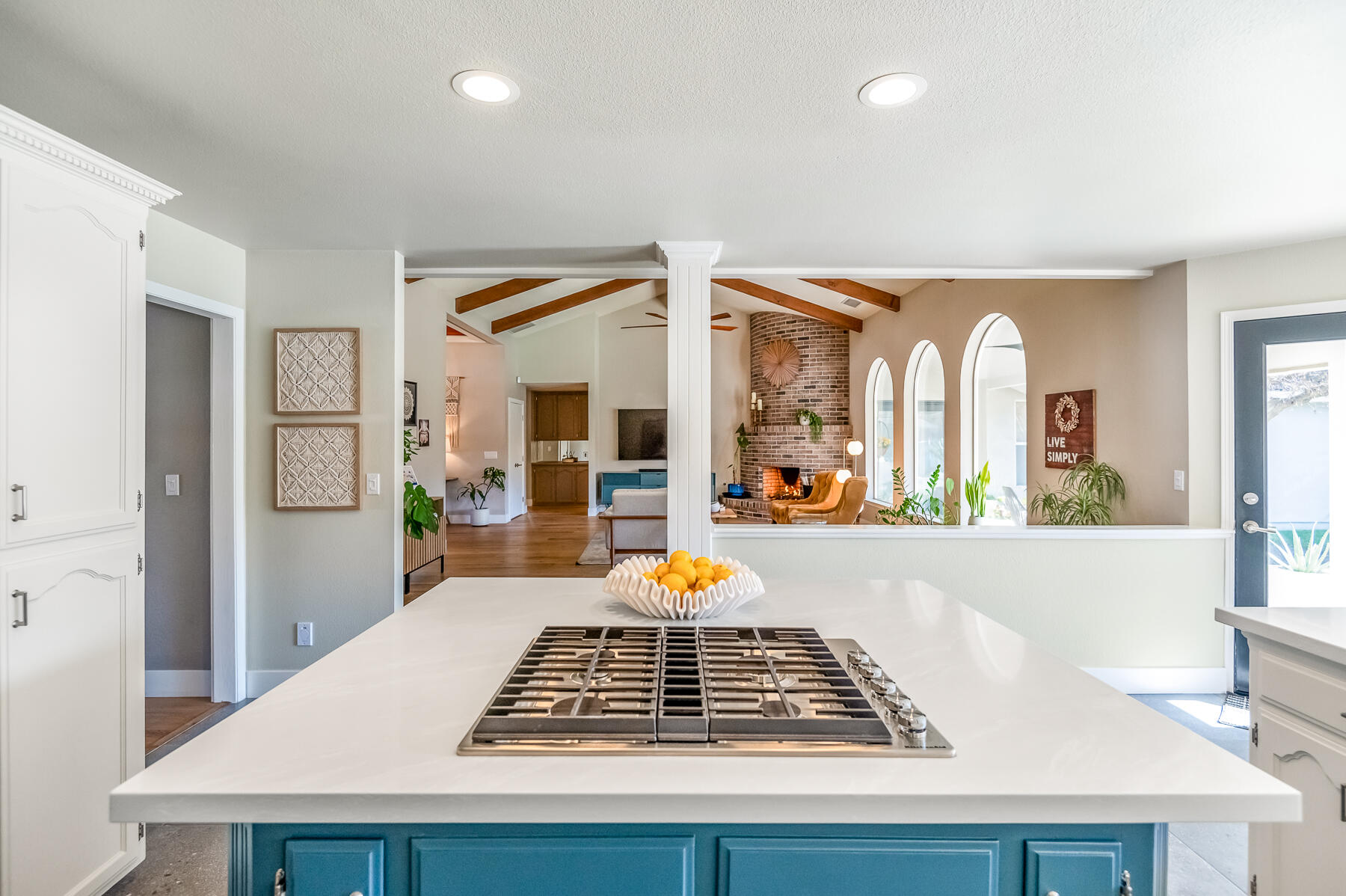 2537 E Hillcrest Ct, Visalia, CA 93292