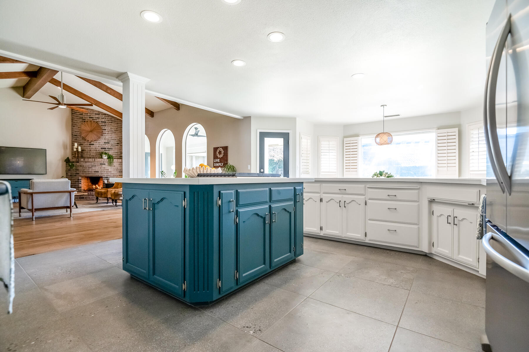 2537 E Hillcrest Ct, Visalia, CA 93292