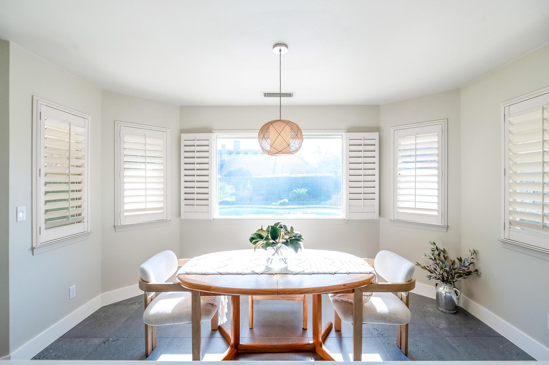 2537 E Hillcrest Ct, Visalia, CA 93292