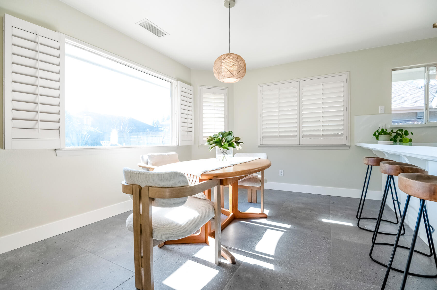 2537 E Hillcrest Ct, Visalia, CA 93292