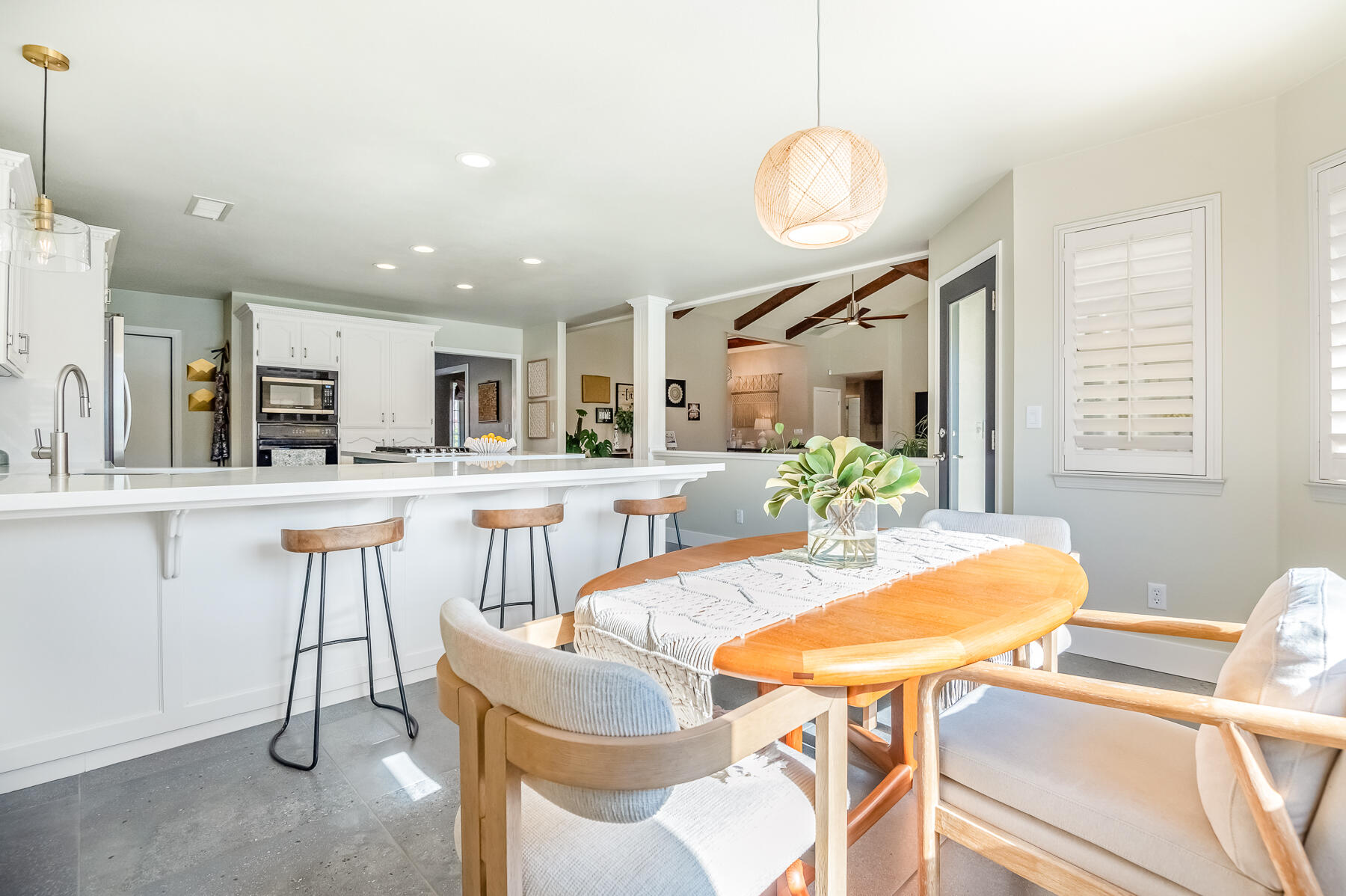 2537 E Hillcrest Ct, Visalia, CA 93292