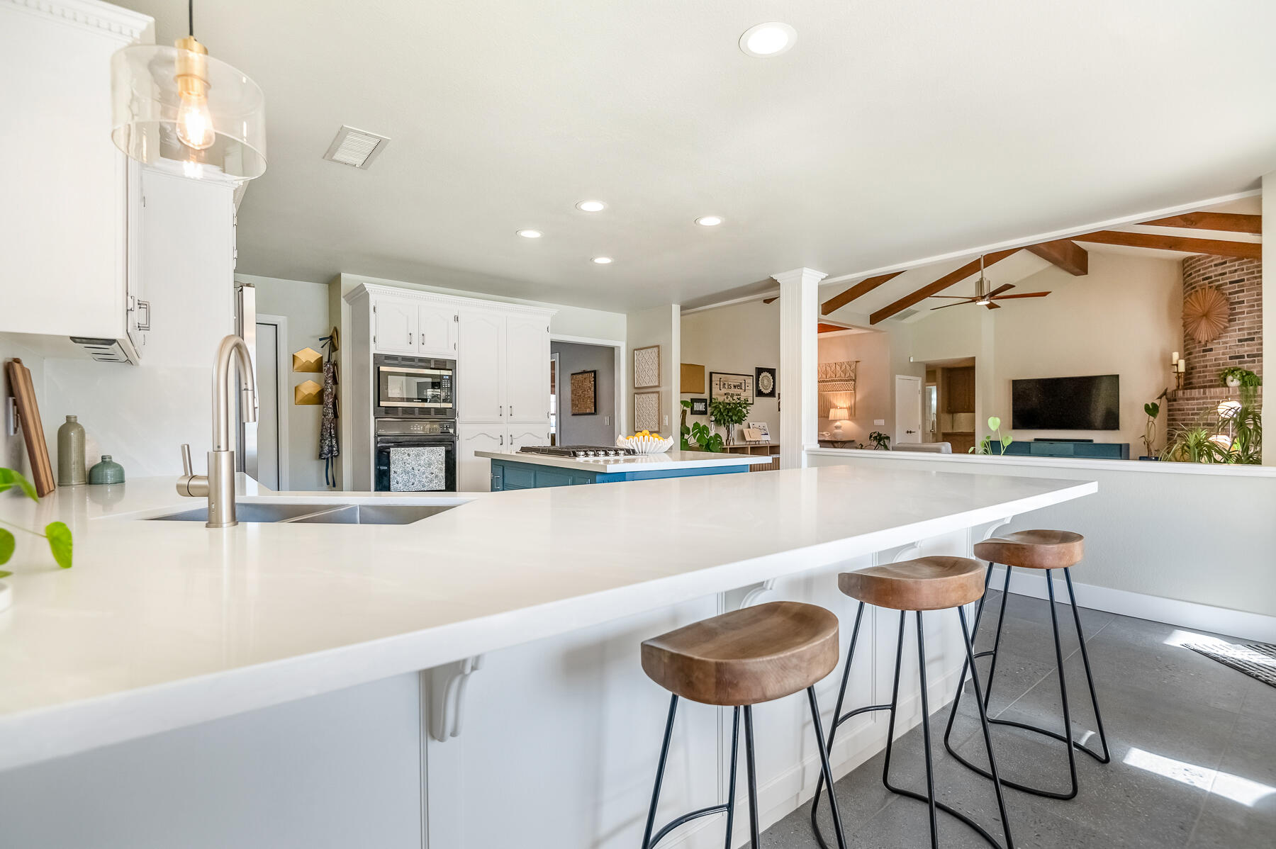 2537 E Hillcrest Ct, Visalia, CA 93292