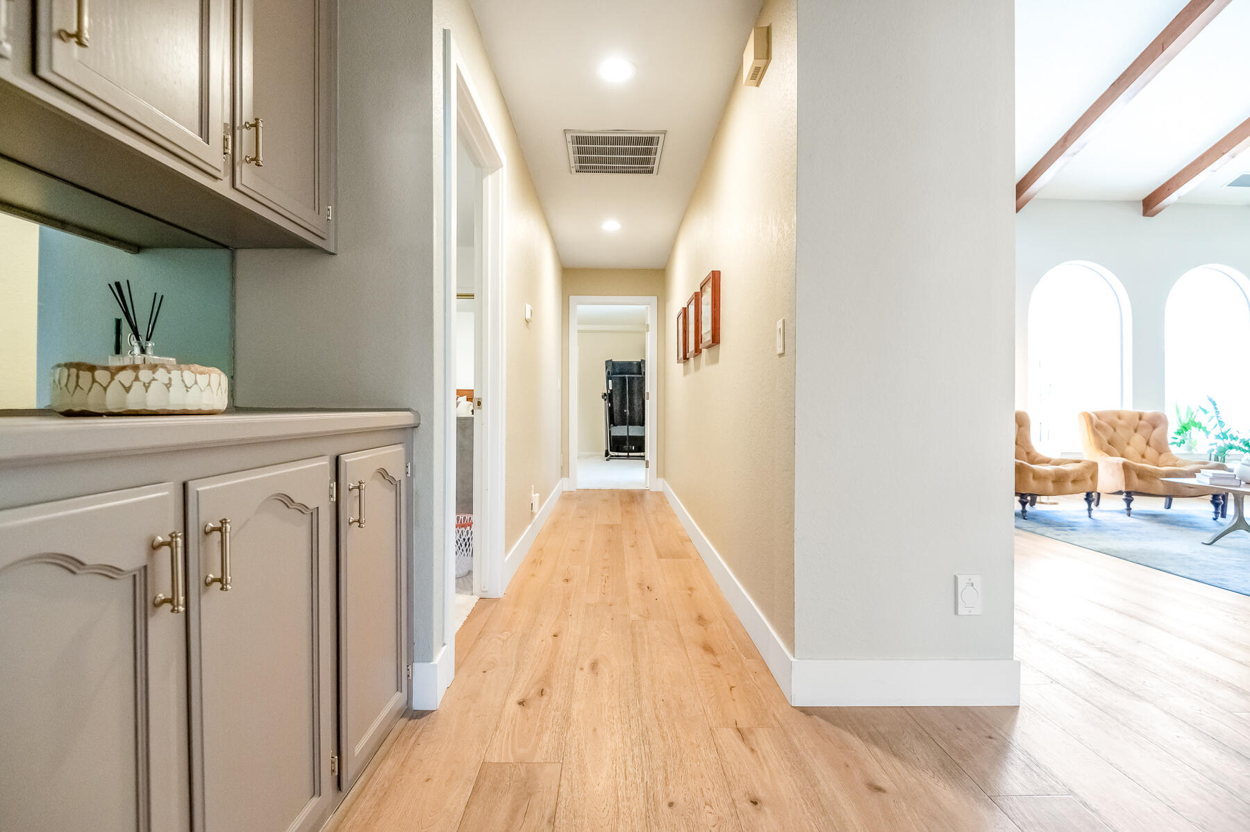 2537 E Hillcrest Ct, Visalia, CA 93292