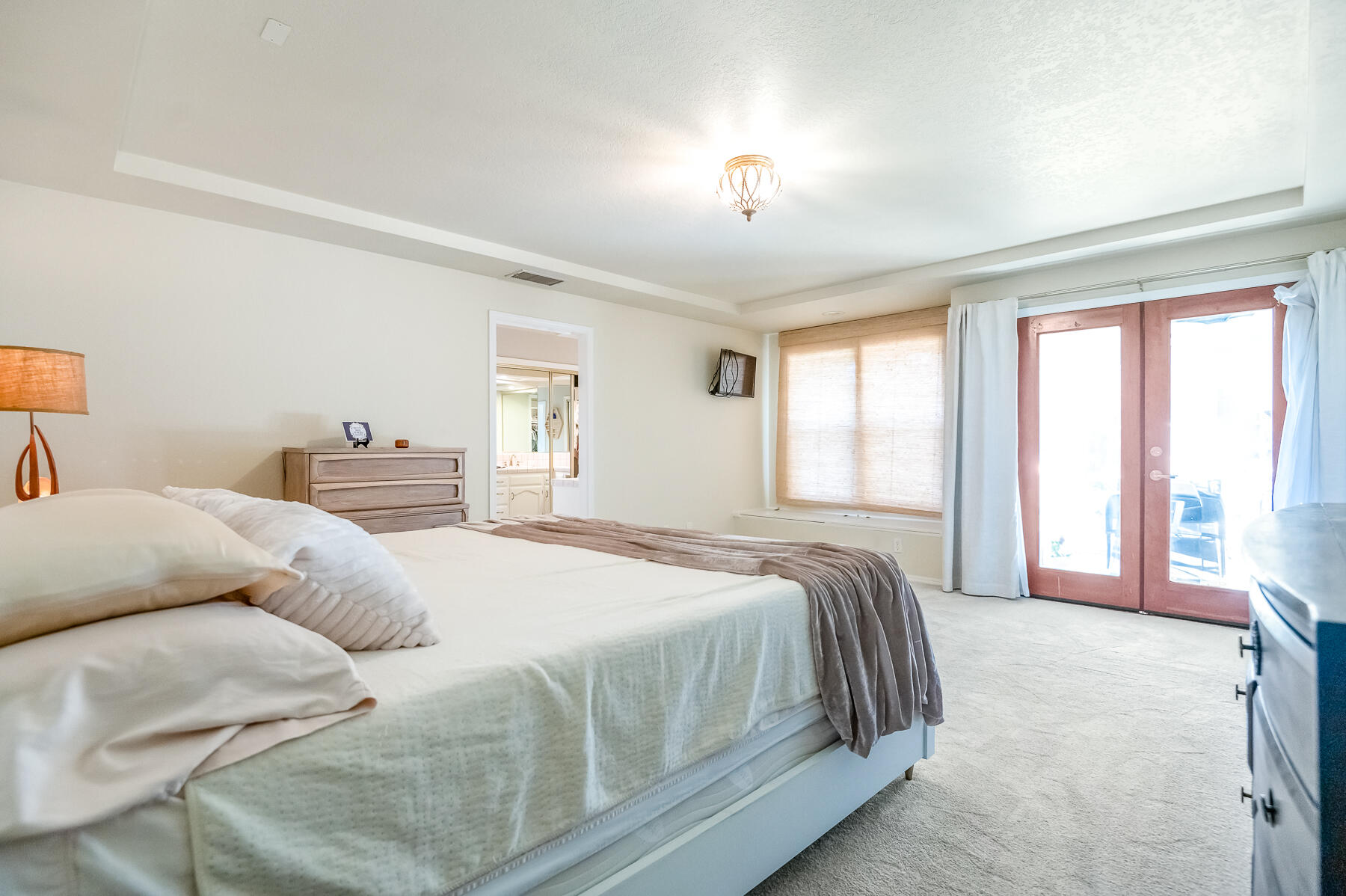 2537 E Hillcrest Ct, Visalia, CA 93292