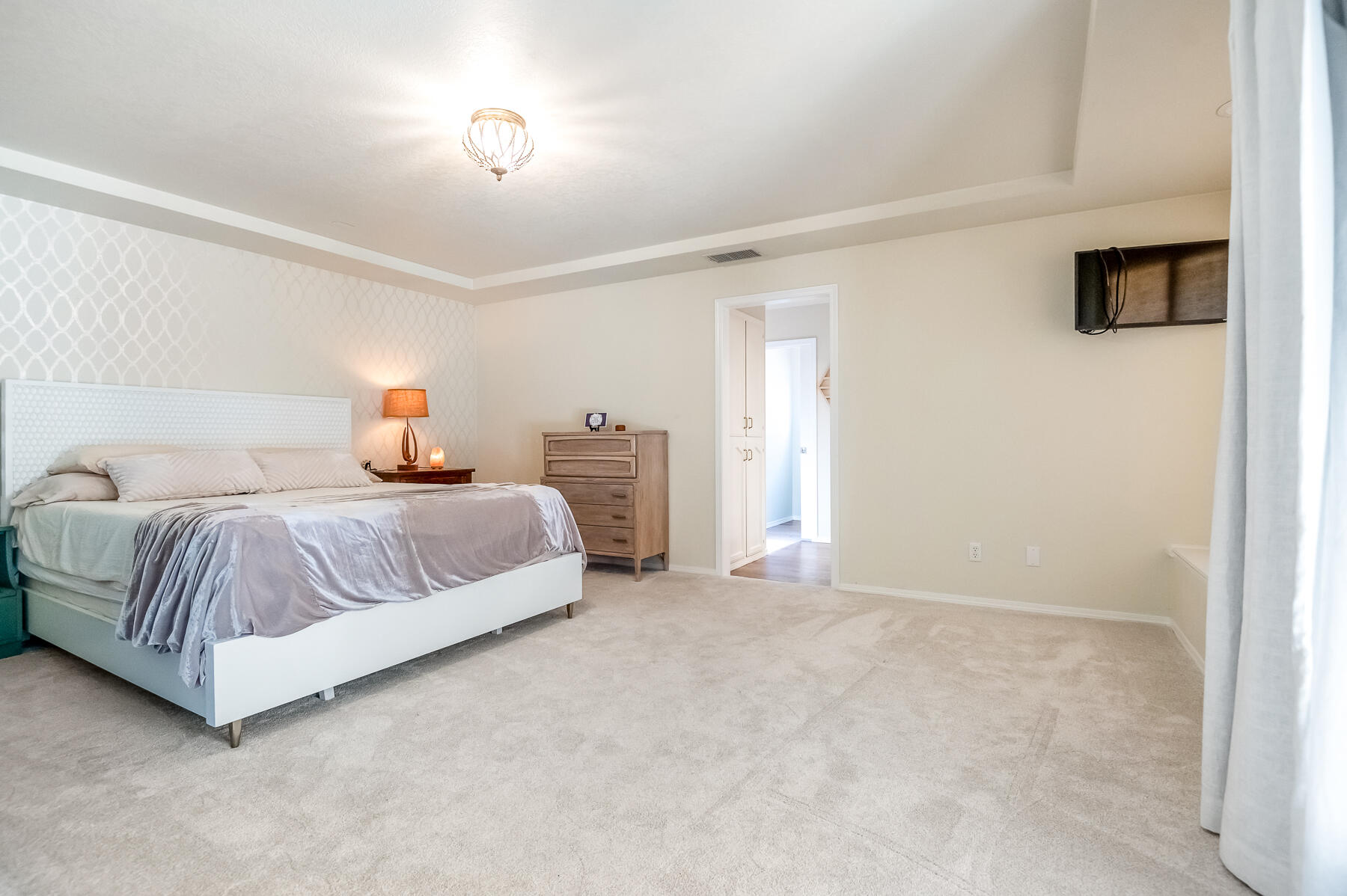 2537 E Hillcrest Ct, Visalia, CA 93292