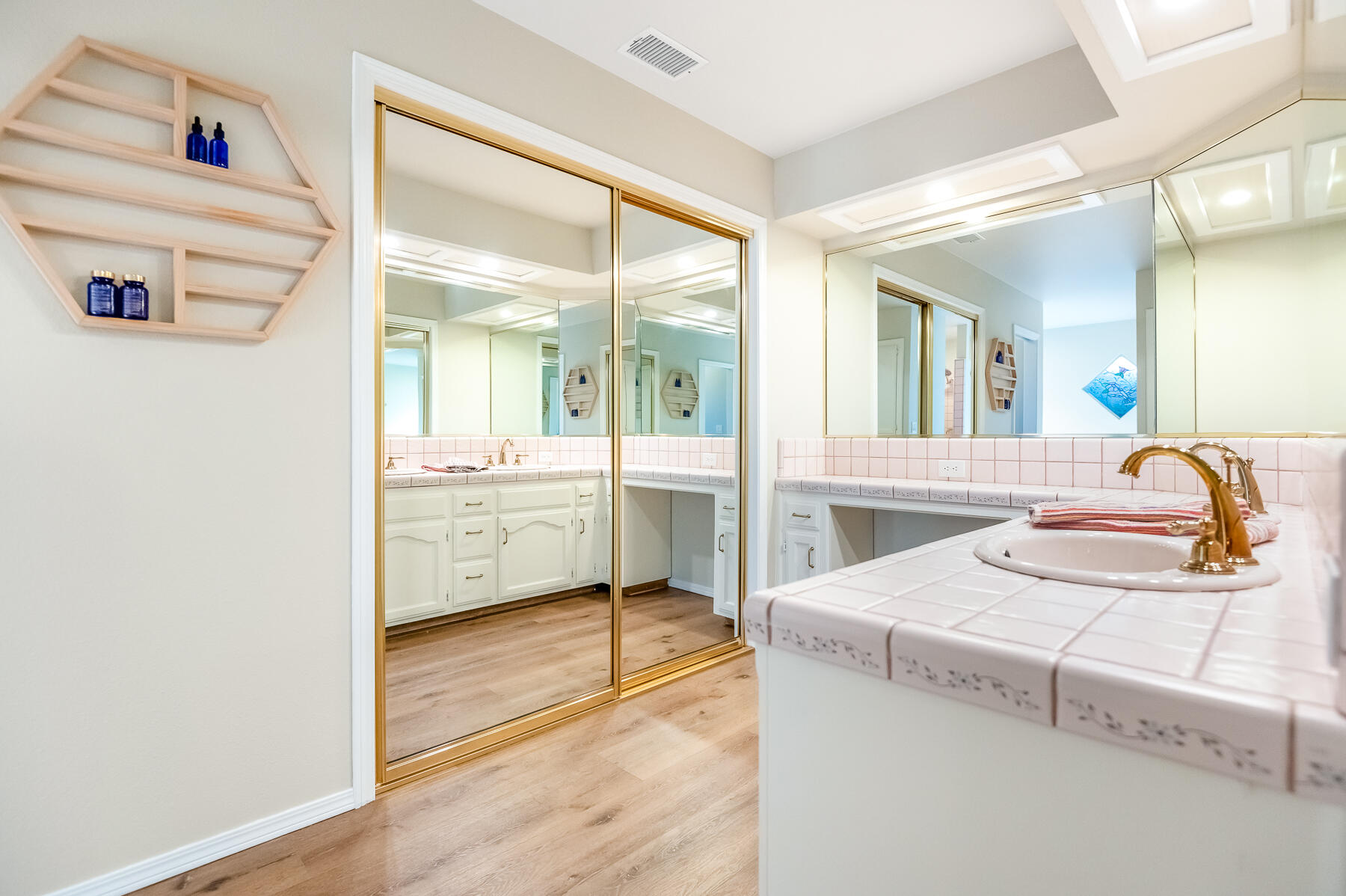 2537 E Hillcrest Ct, Visalia, CA 93292