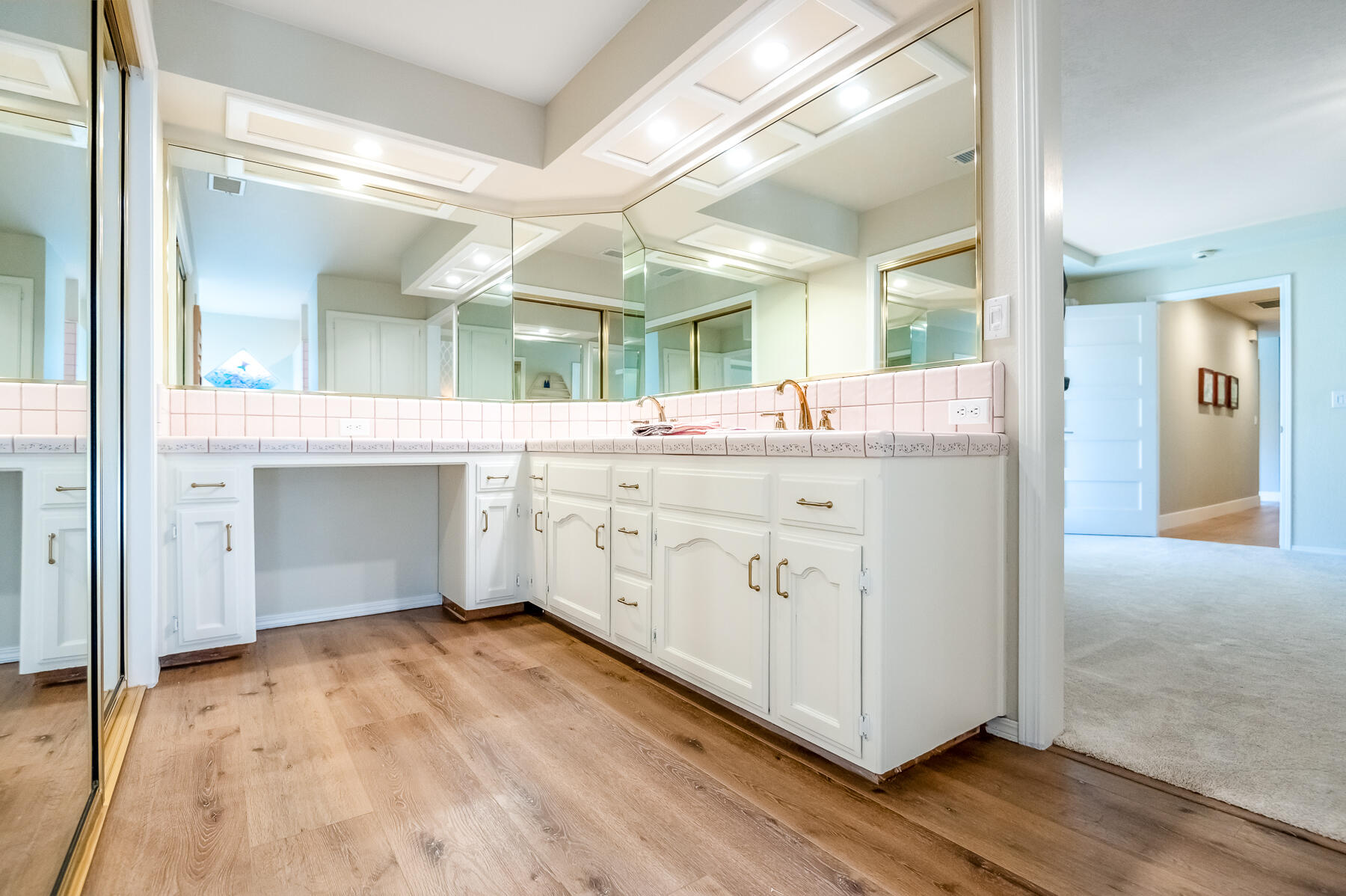 2537 E Hillcrest Ct, Visalia, CA 93292