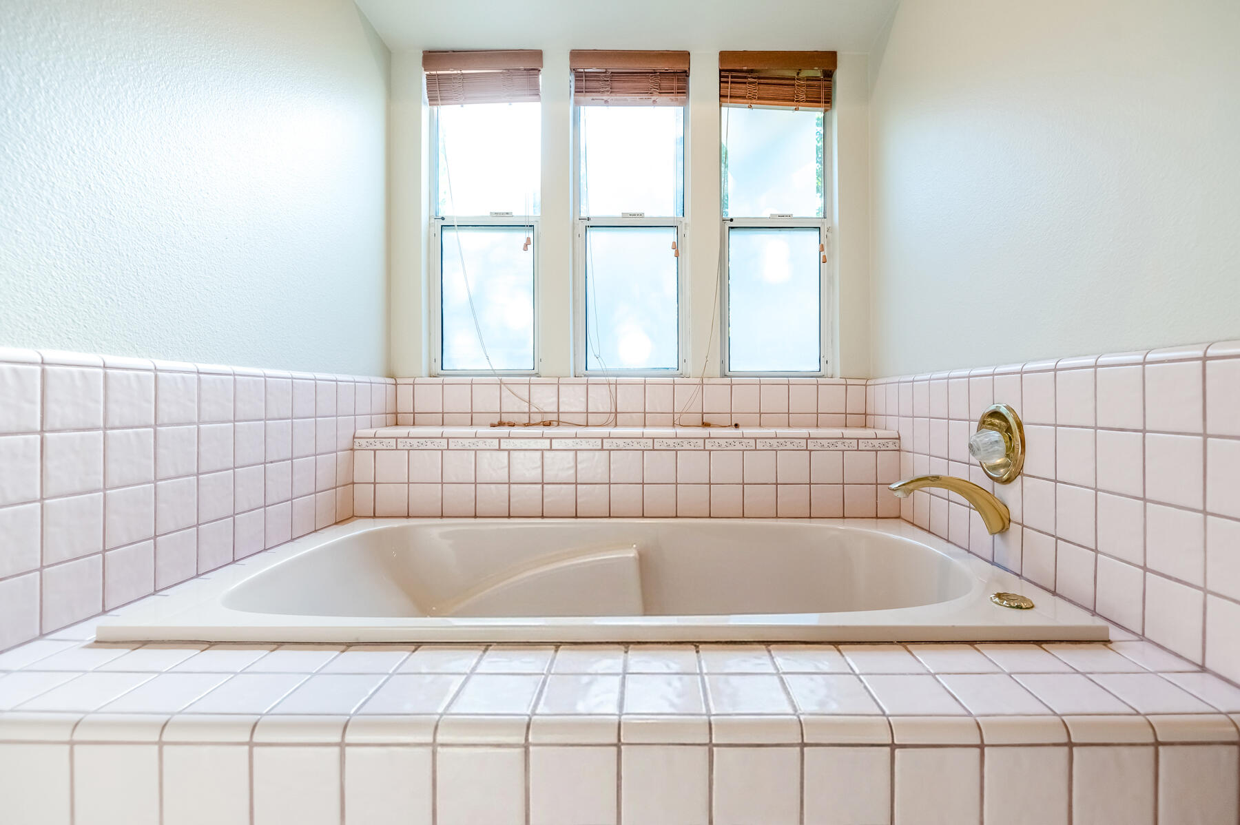 2537 E Hillcrest Ct, Visalia, CA 93292