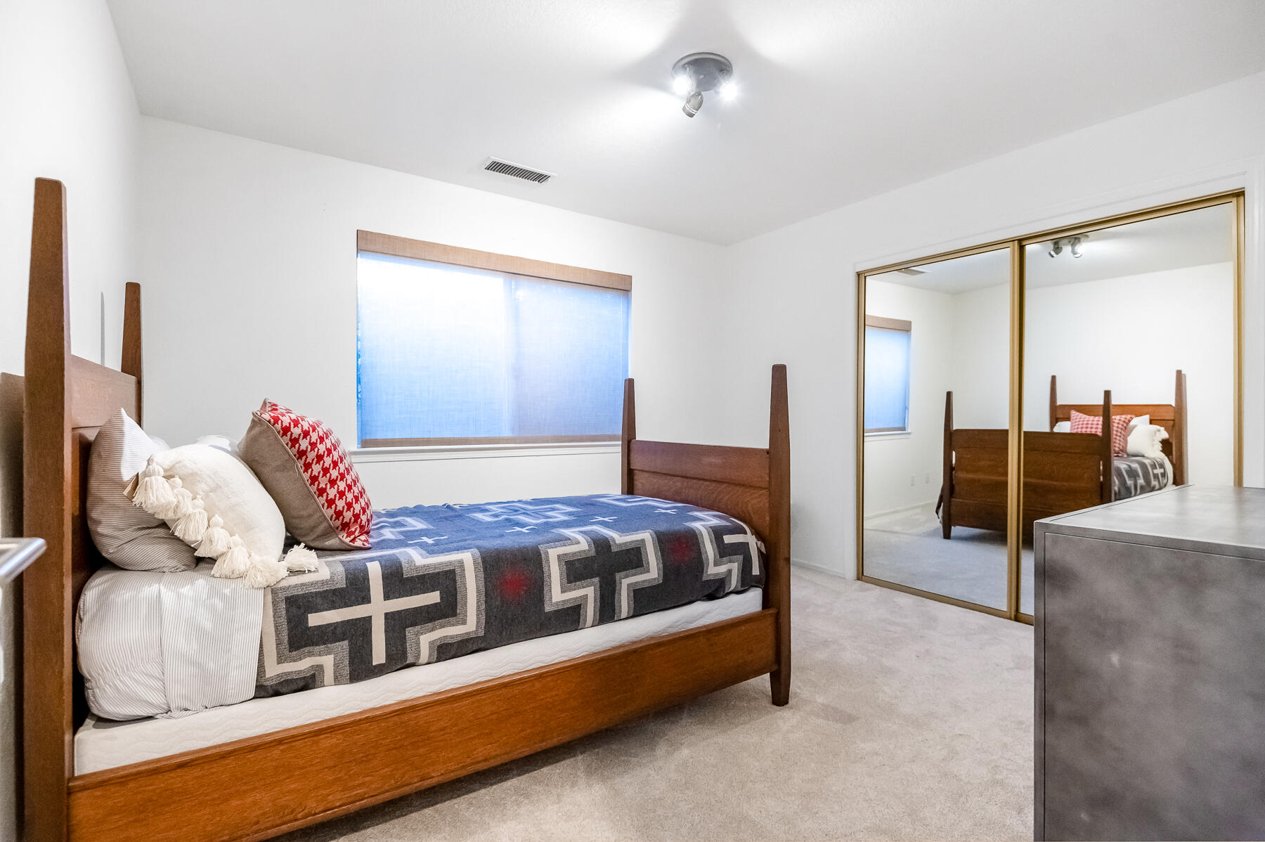 2537 E Hillcrest Ct, Visalia, CA 93292