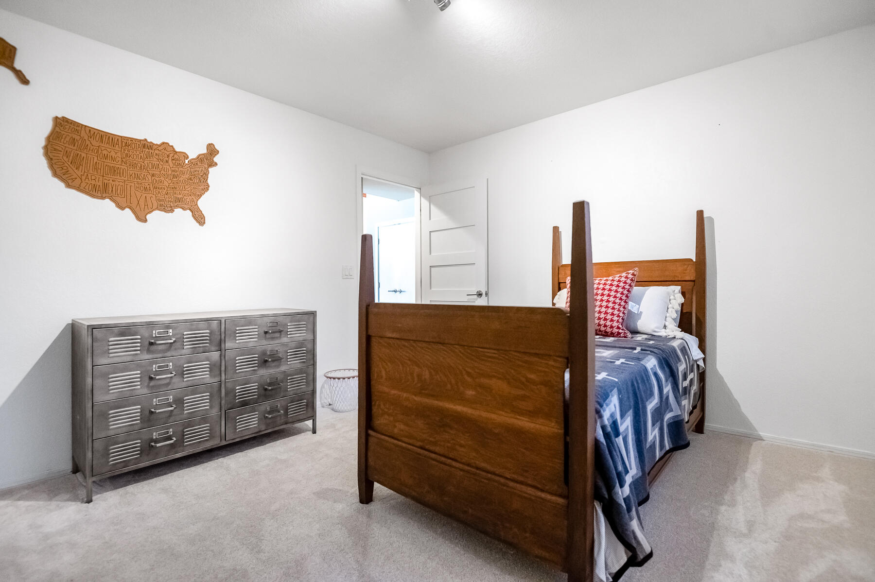 2537 E Hillcrest Ct, Visalia, CA 93292