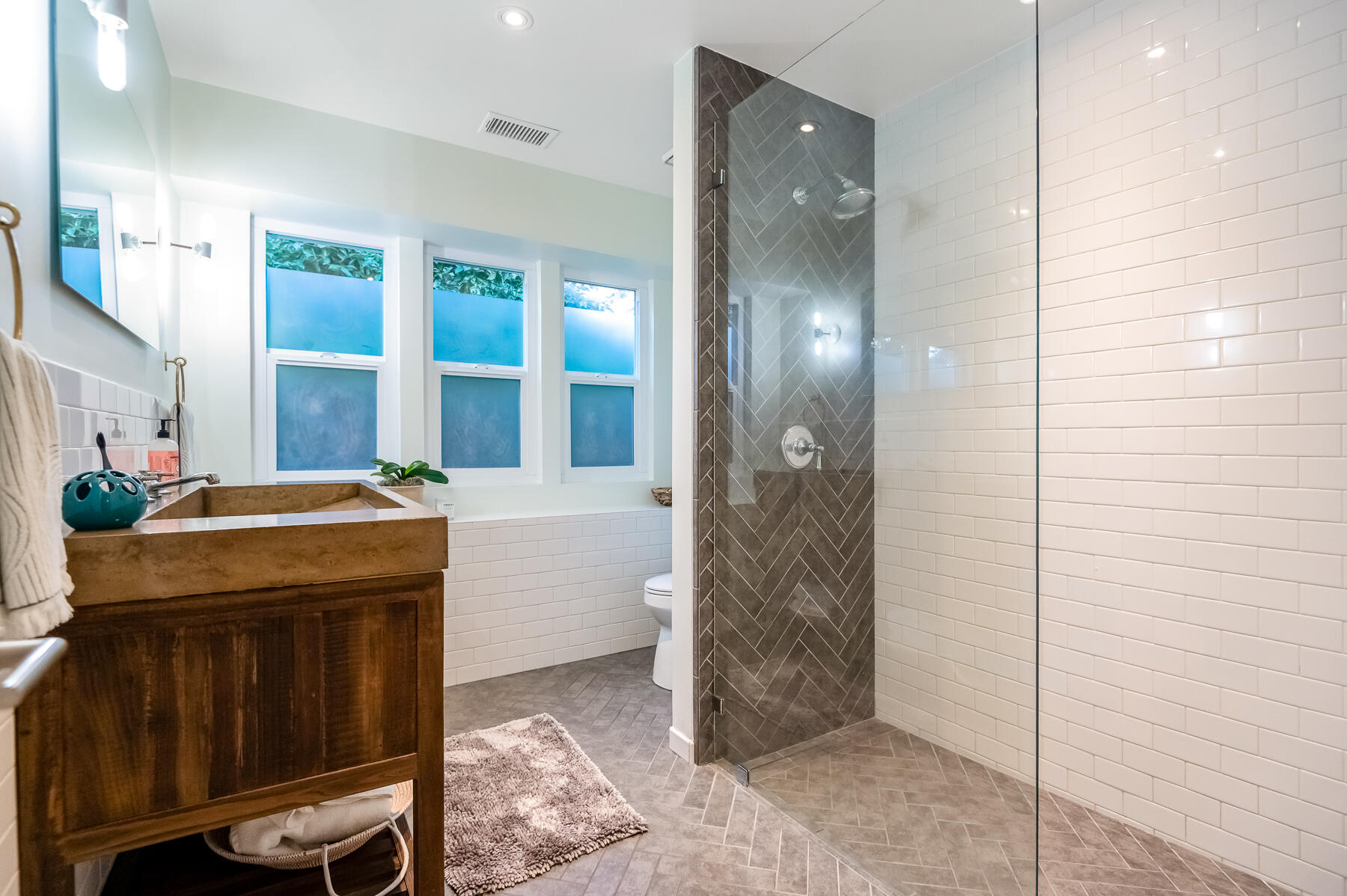 2537 E Hillcrest Ct, Visalia, CA 93292