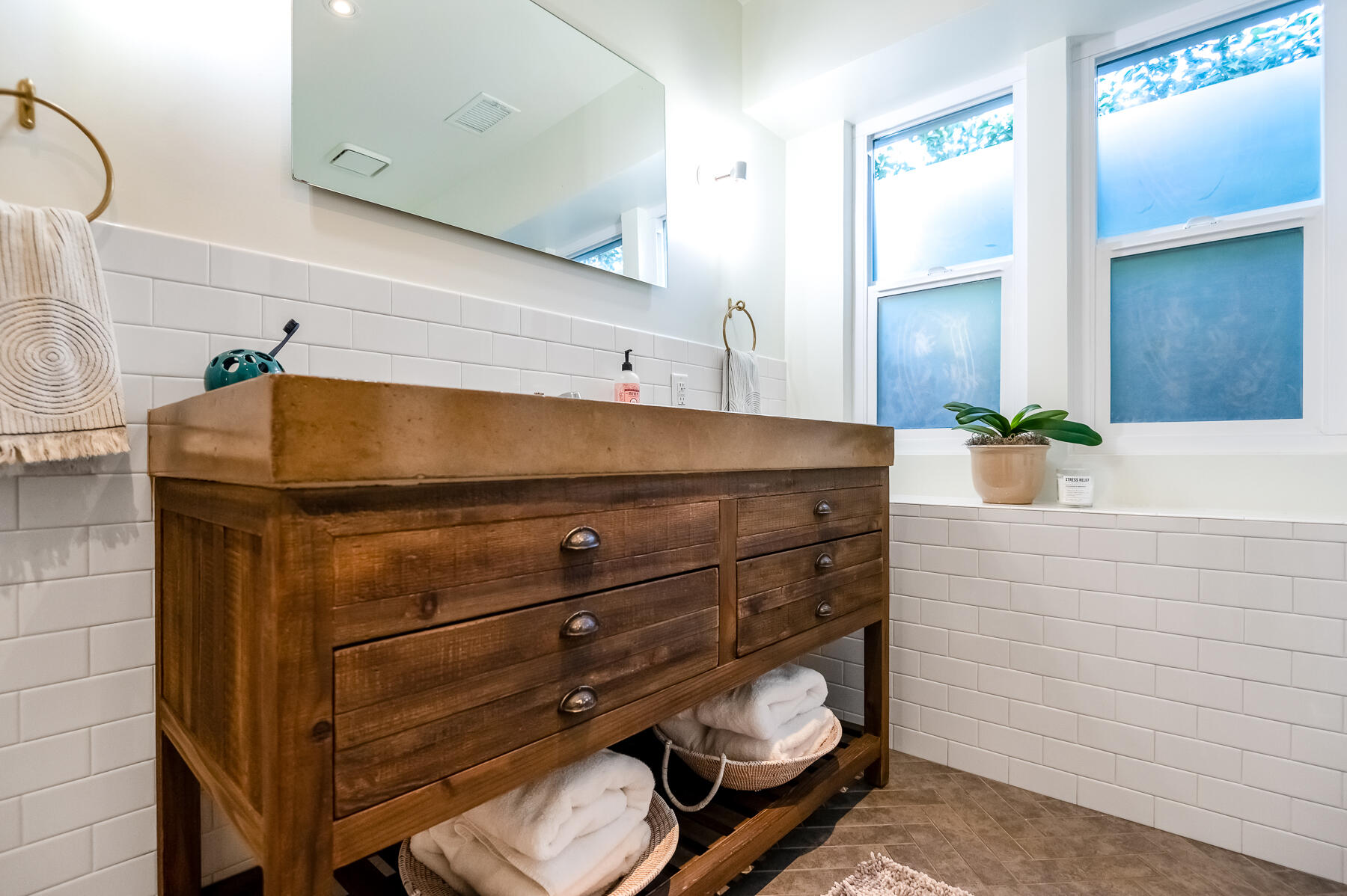 2537 E Hillcrest Ct, Visalia, CA 93292