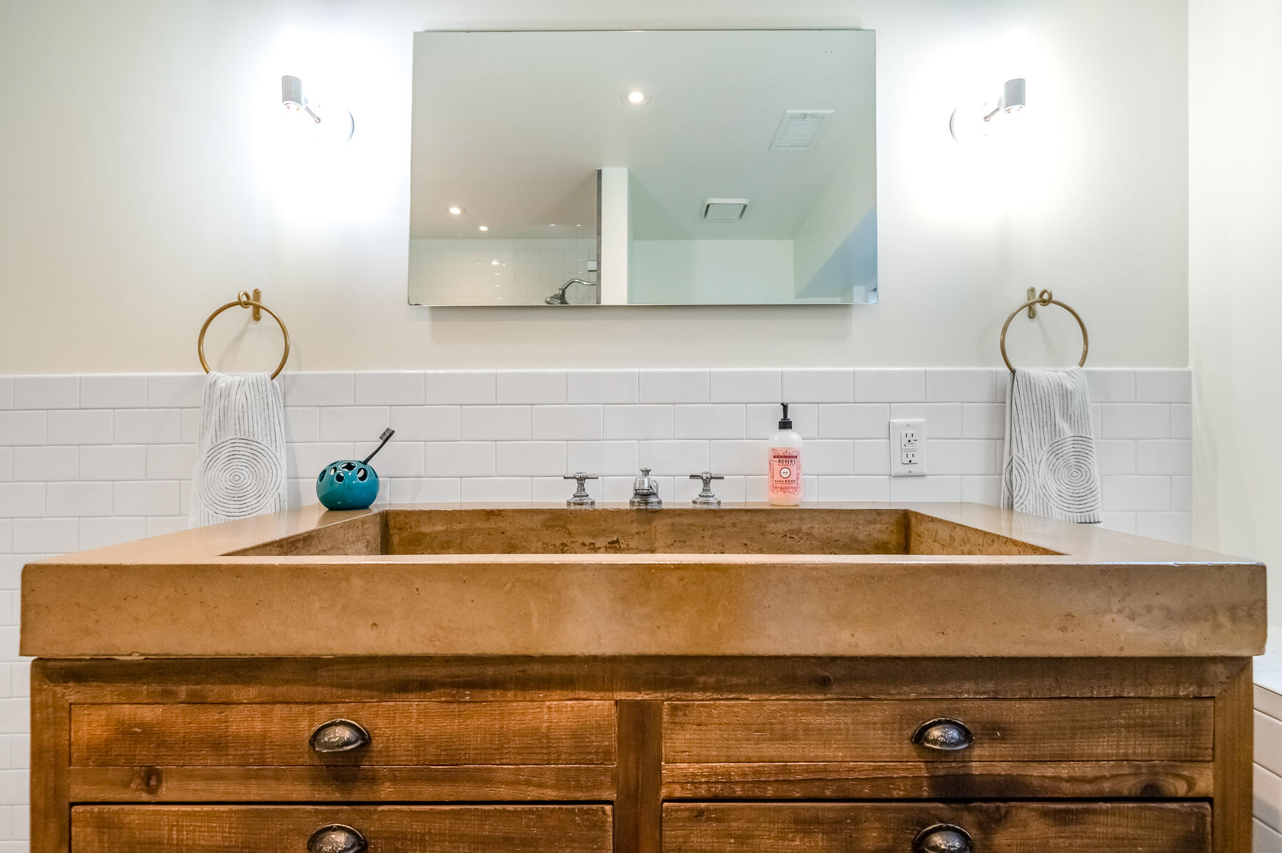 2537 E Hillcrest Ct, Visalia, CA 93292