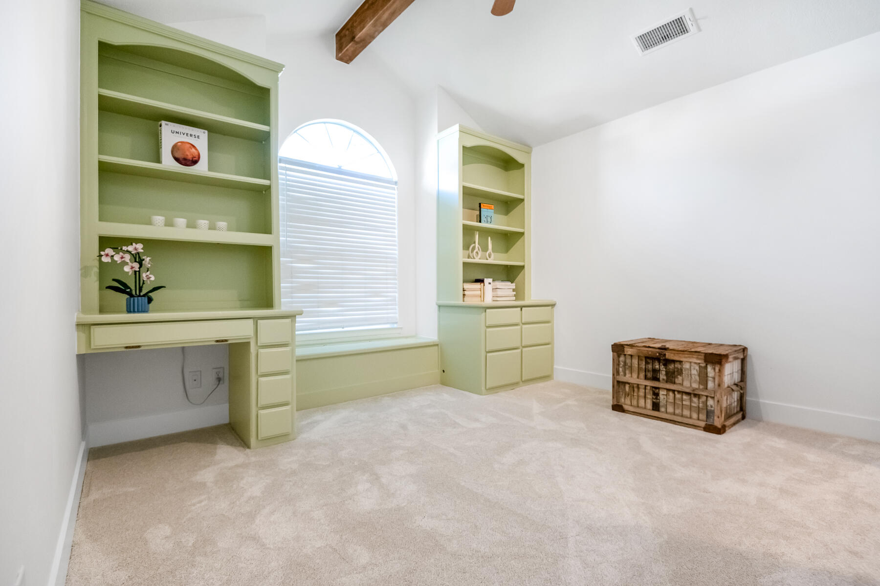 2537 E Hillcrest Ct, Visalia, CA 93292