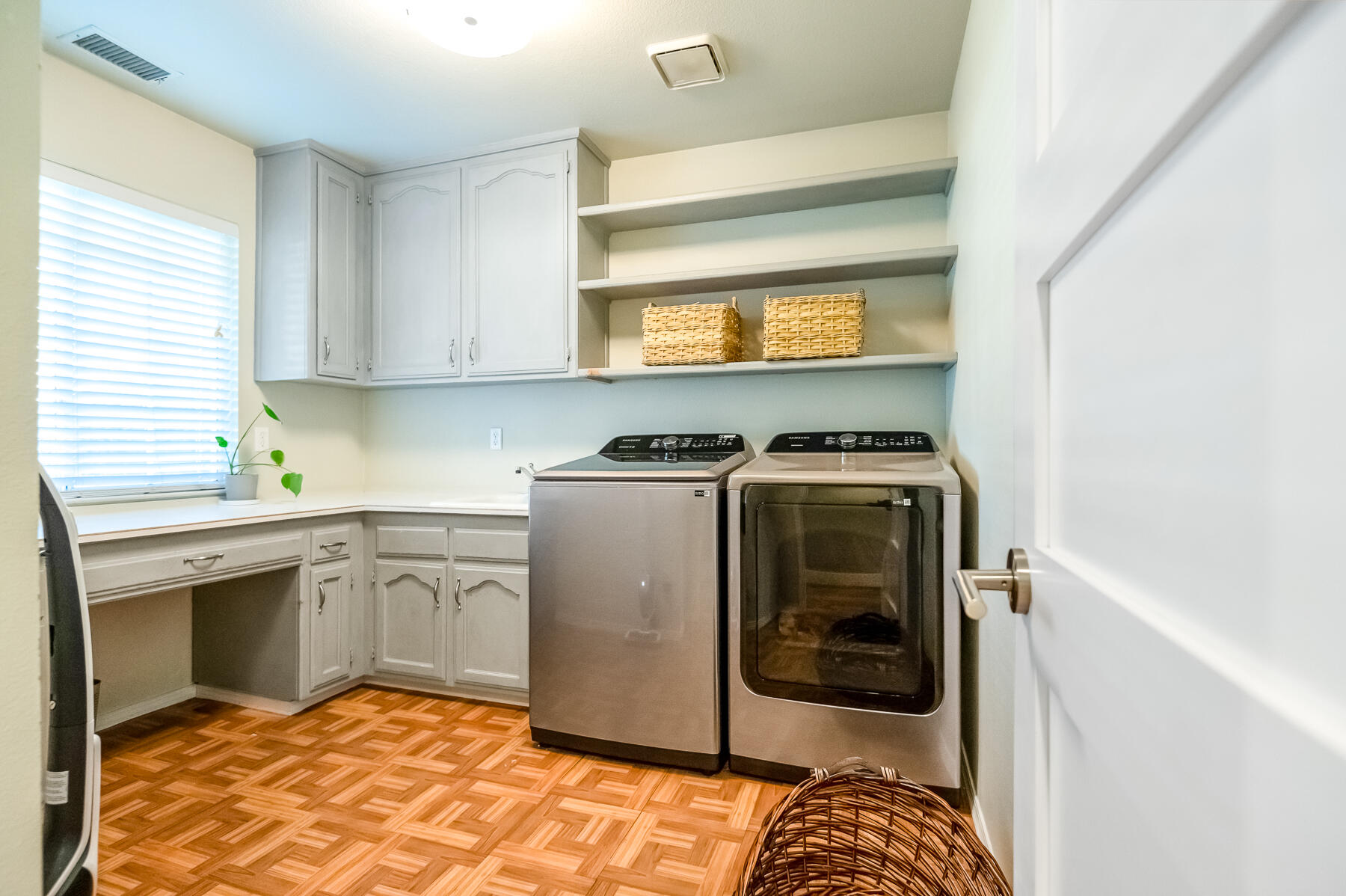 2537 E Hillcrest Ct, Visalia, CA 93292