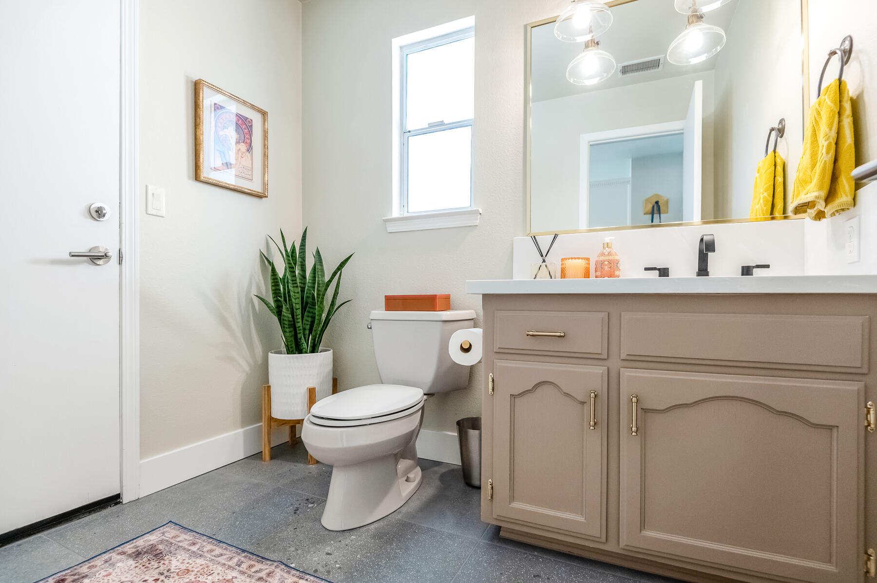 2537 E Hillcrest Ct, Visalia, CA 93292