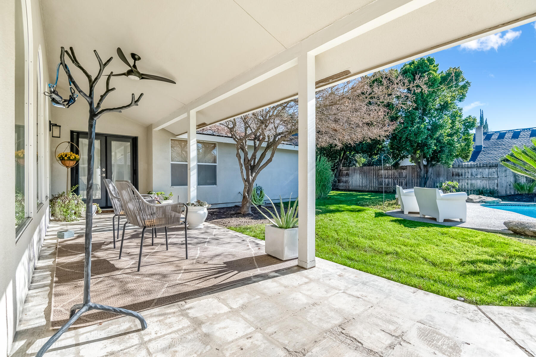 2537 E Hillcrest Ct, Visalia, CA 93292