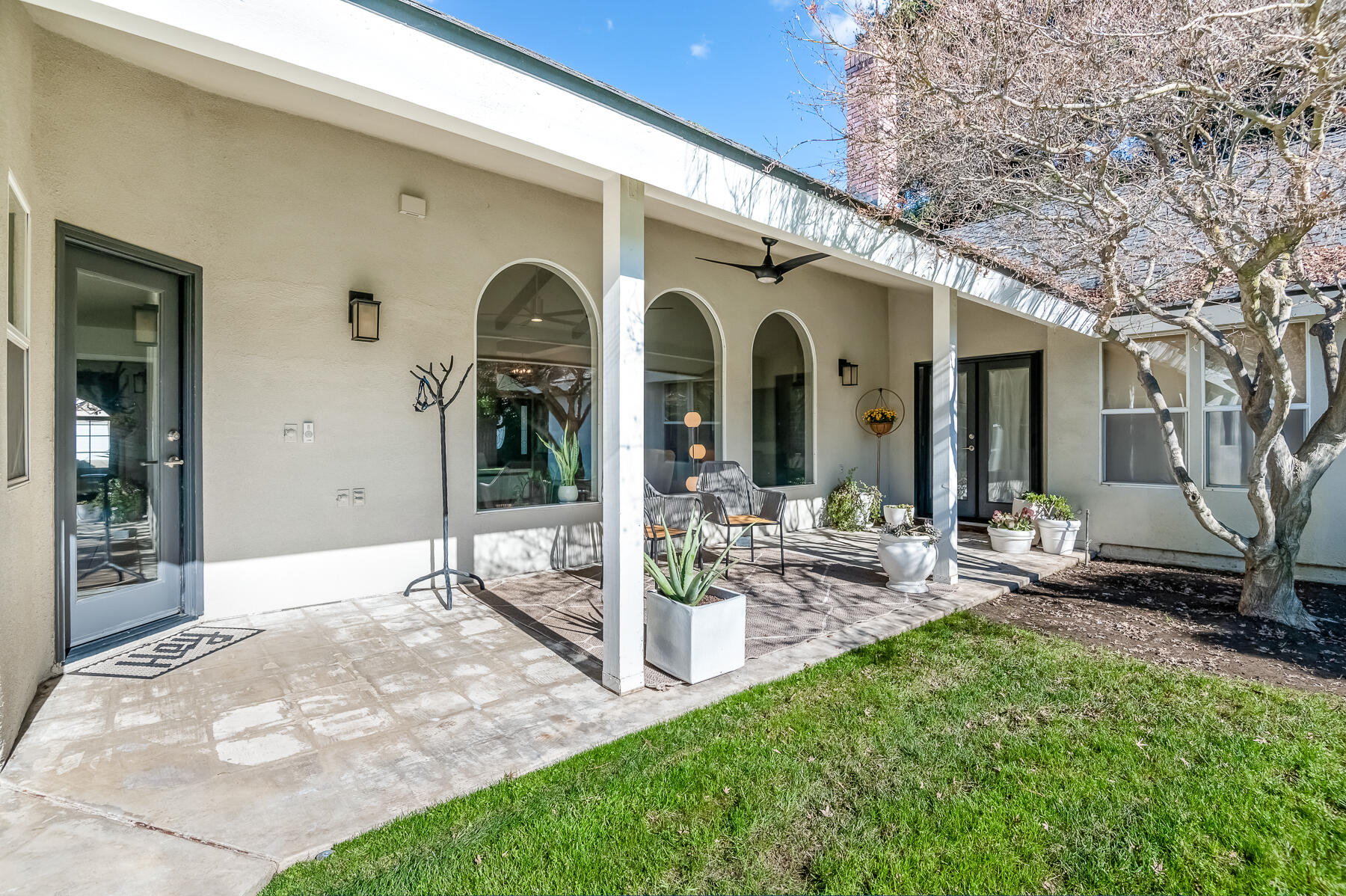 2537 E Hillcrest Ct, Visalia, CA 93292