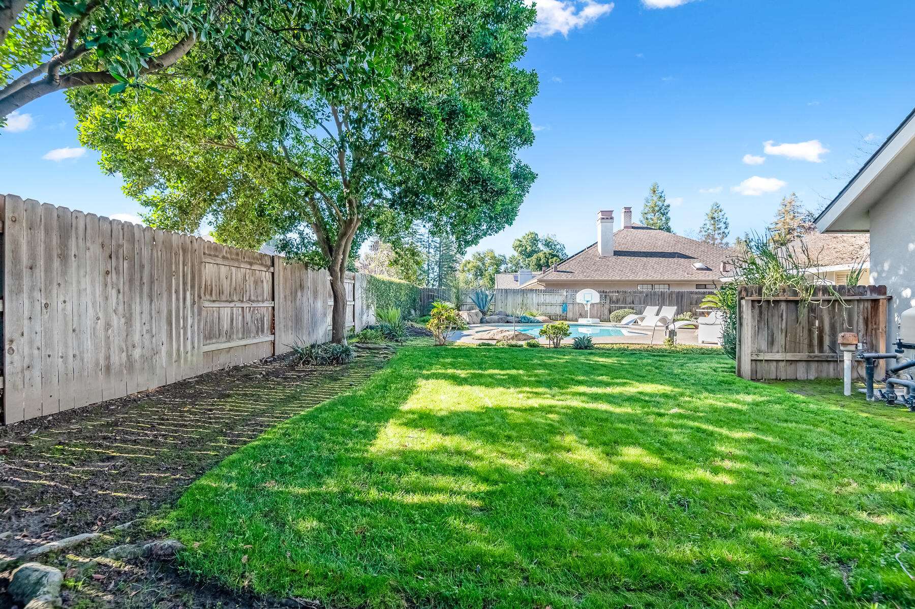 2537 E Hillcrest Ct, Visalia, CA 93292