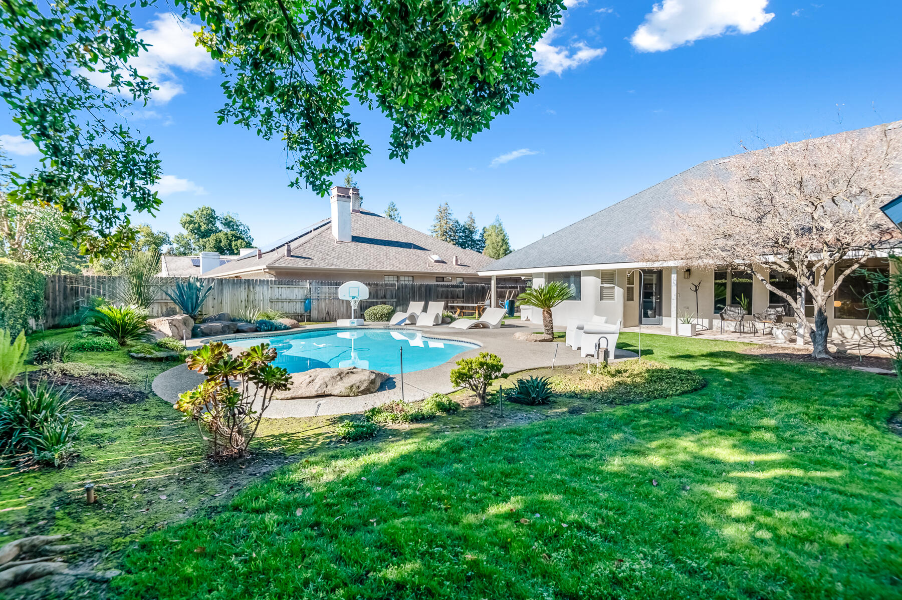 2537 E Hillcrest Ct, Visalia, CA 93292