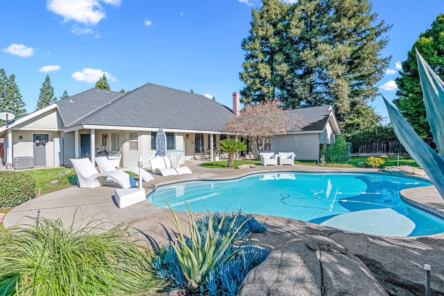 2537 E Hillcrest Ct, Visalia, CA 93292