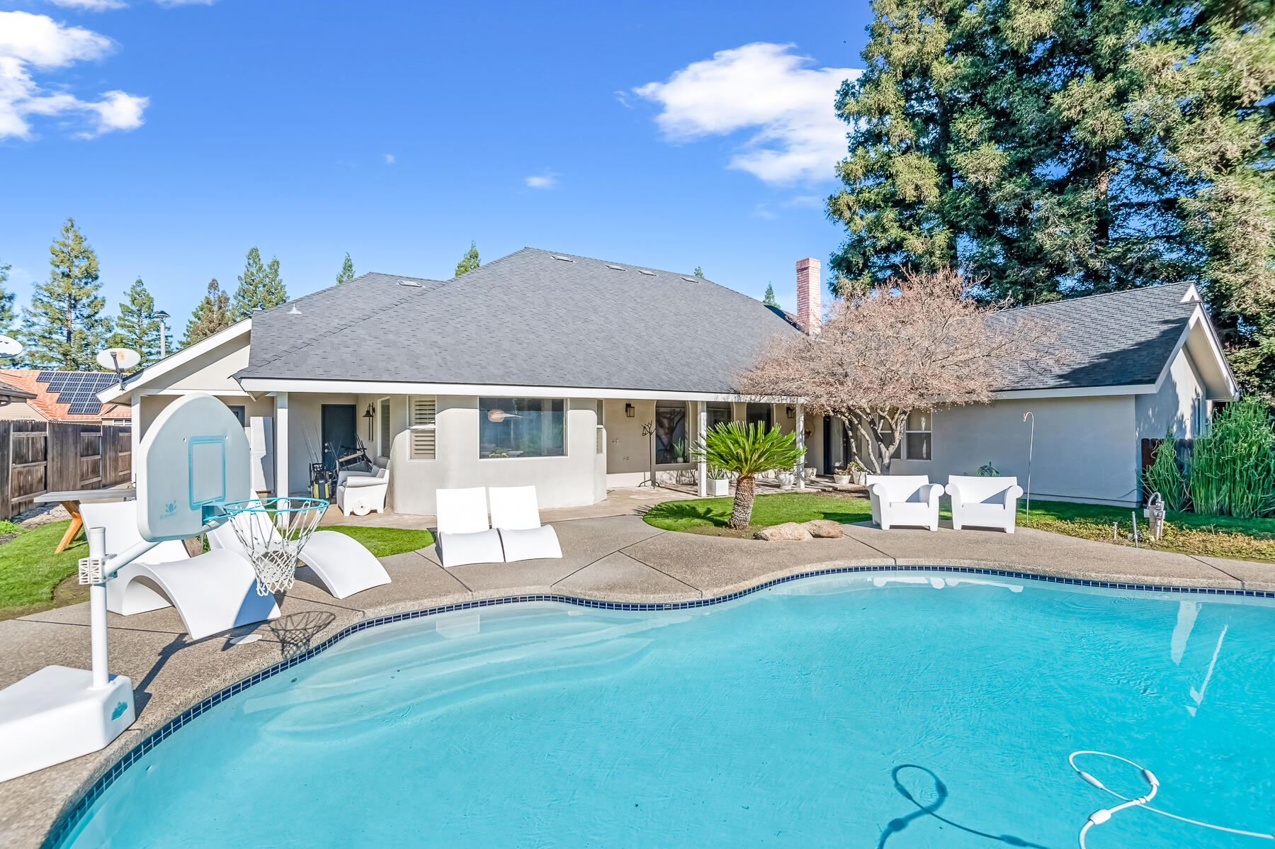 2537 E Hillcrest Ct, Visalia, CA 93292