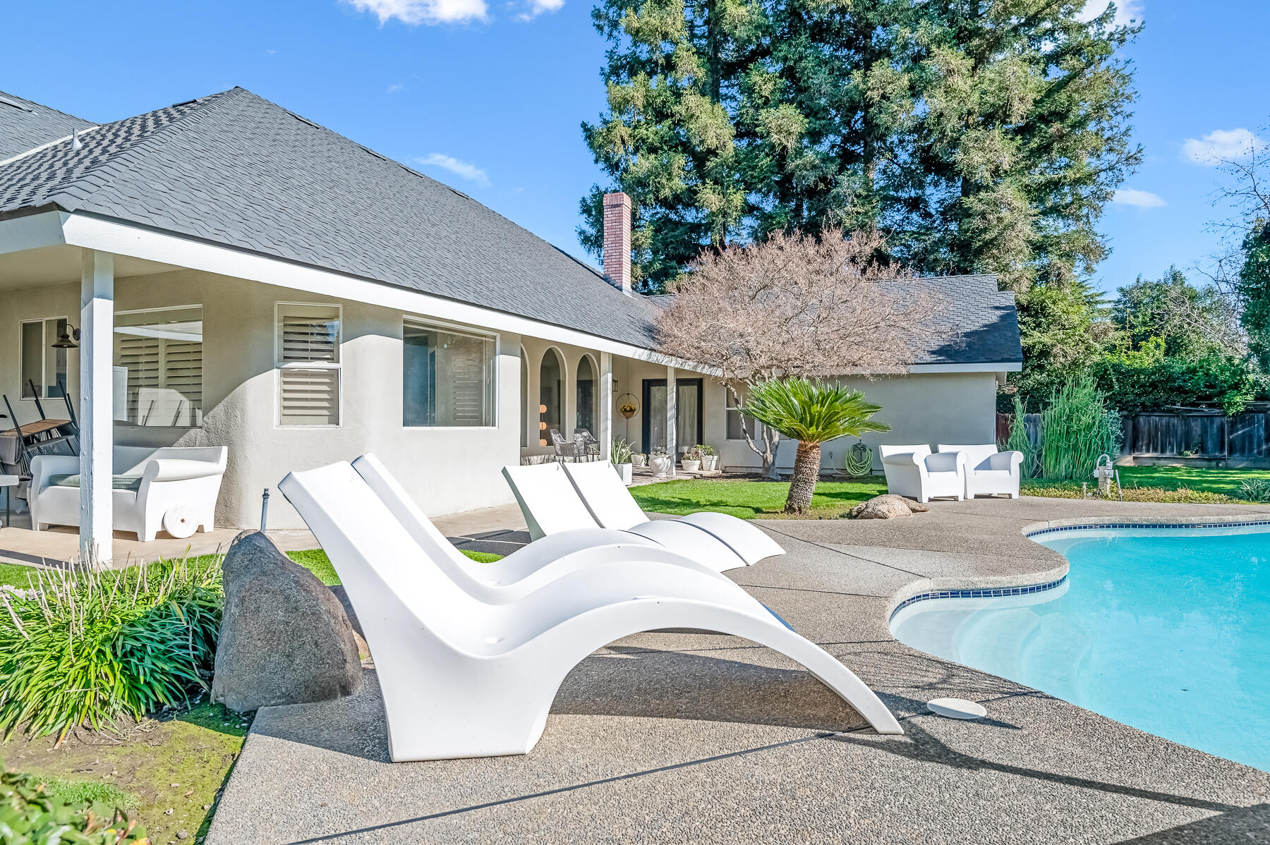 2537 E Hillcrest Ct, Visalia, CA 93292