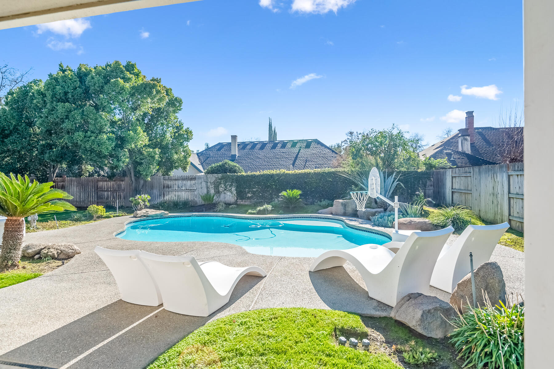 2537 E Hillcrest Ct, Visalia, CA 93292