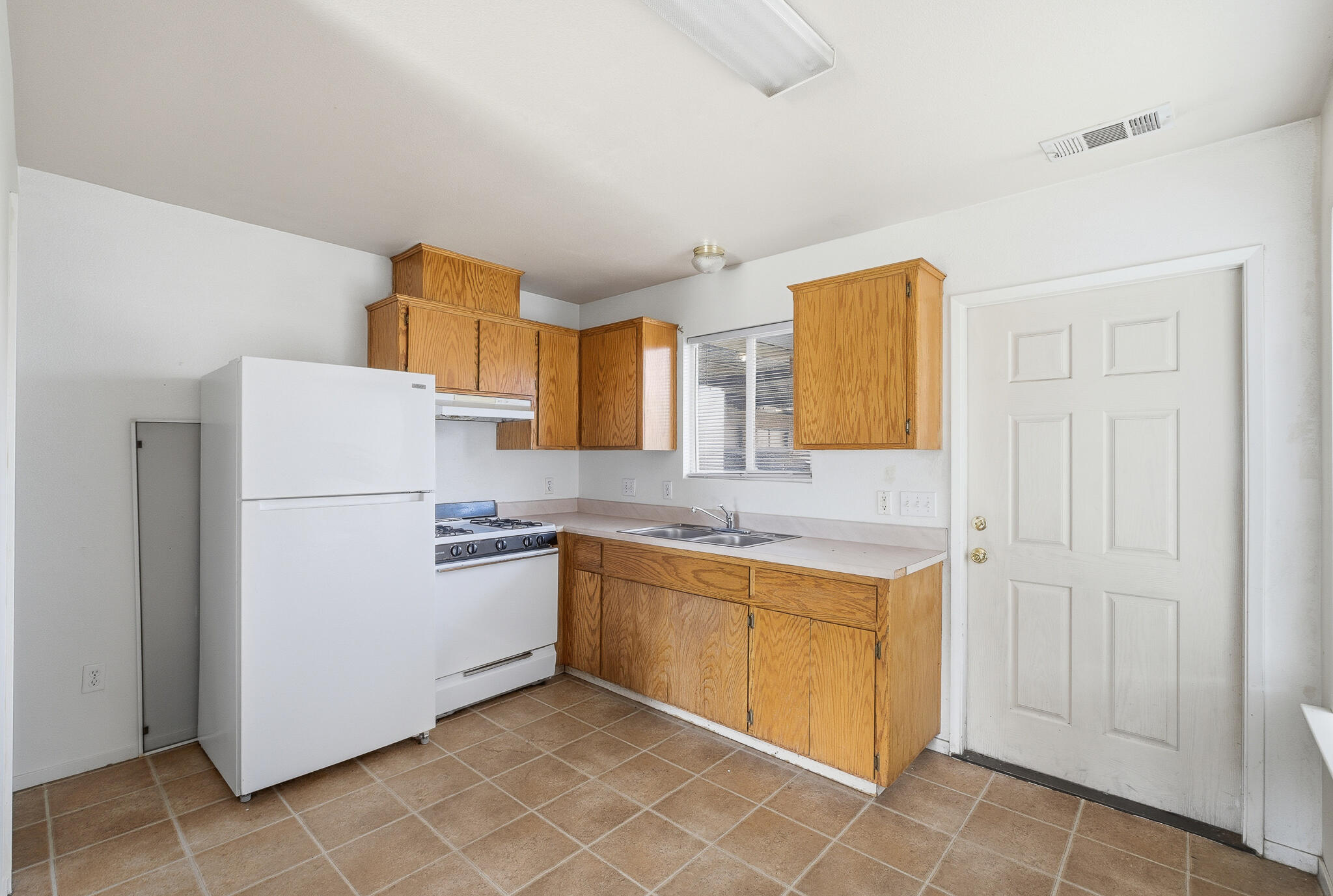 409 Valencia St, Lindsay, CA 93247