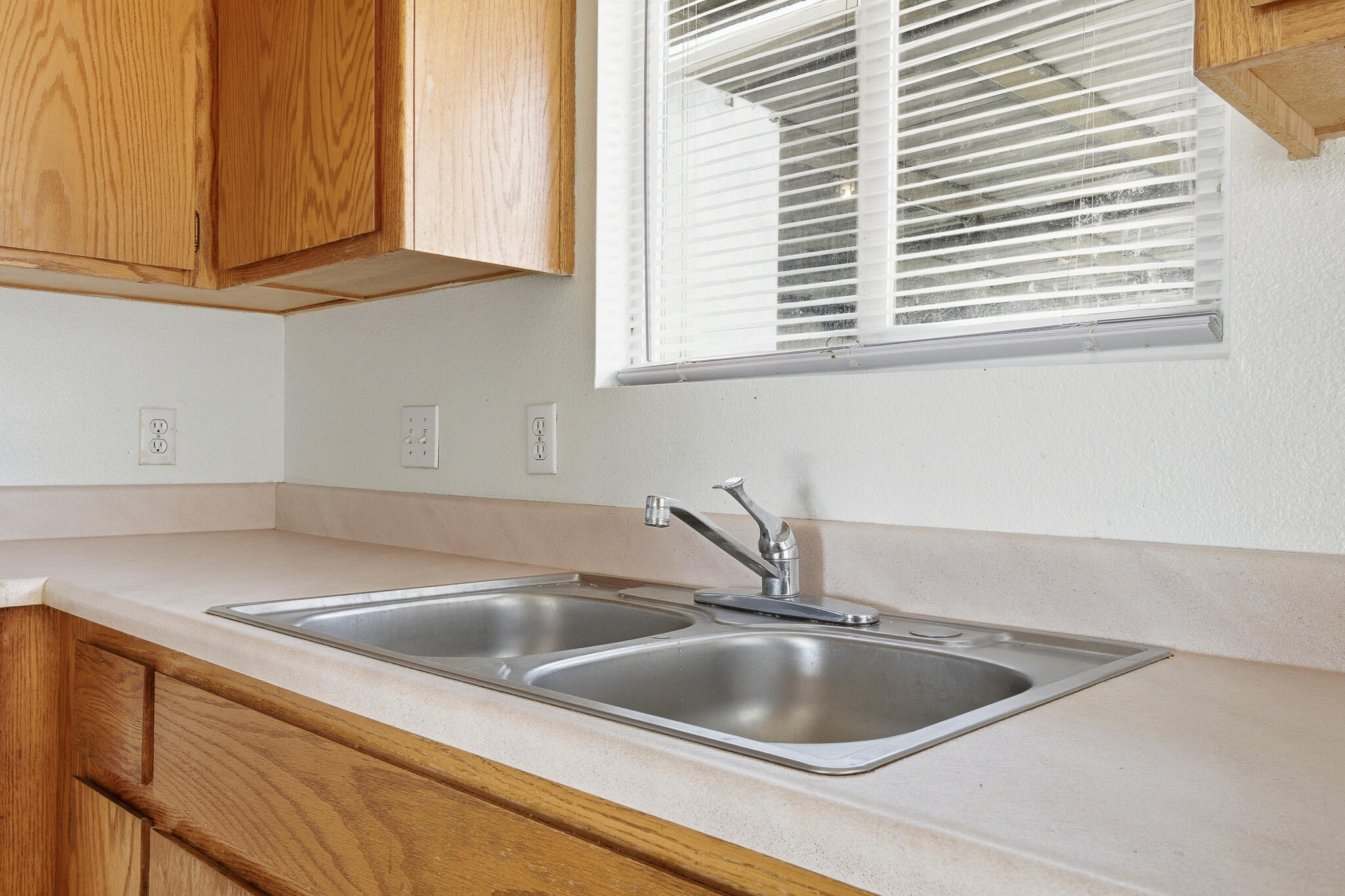 409 Valencia St, Lindsay, CA 93247