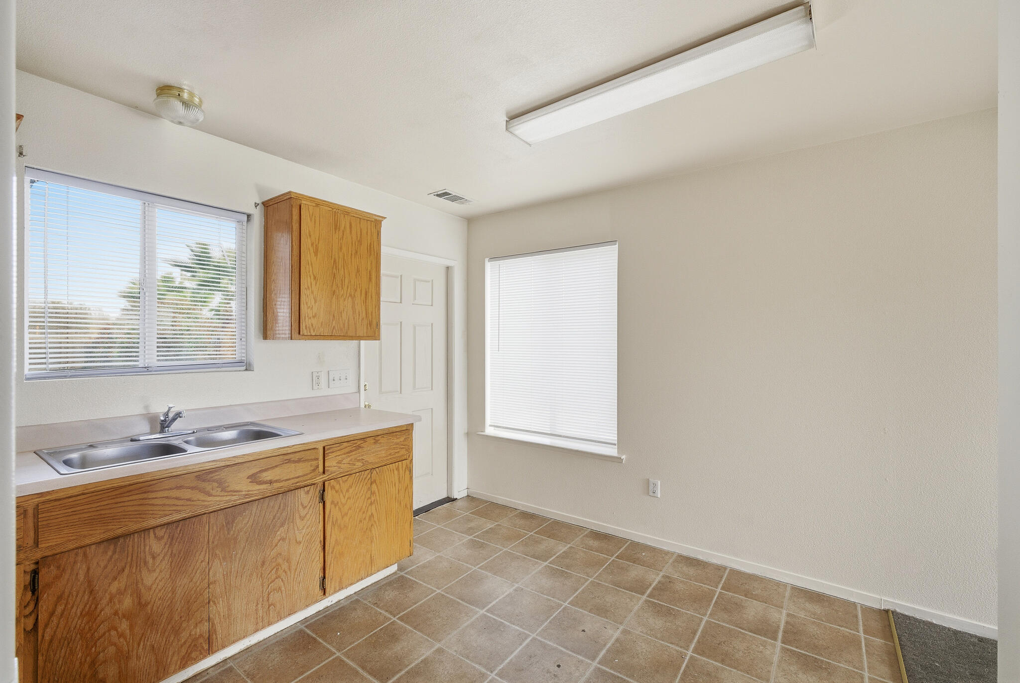 409 Valencia St, Lindsay, CA 93247