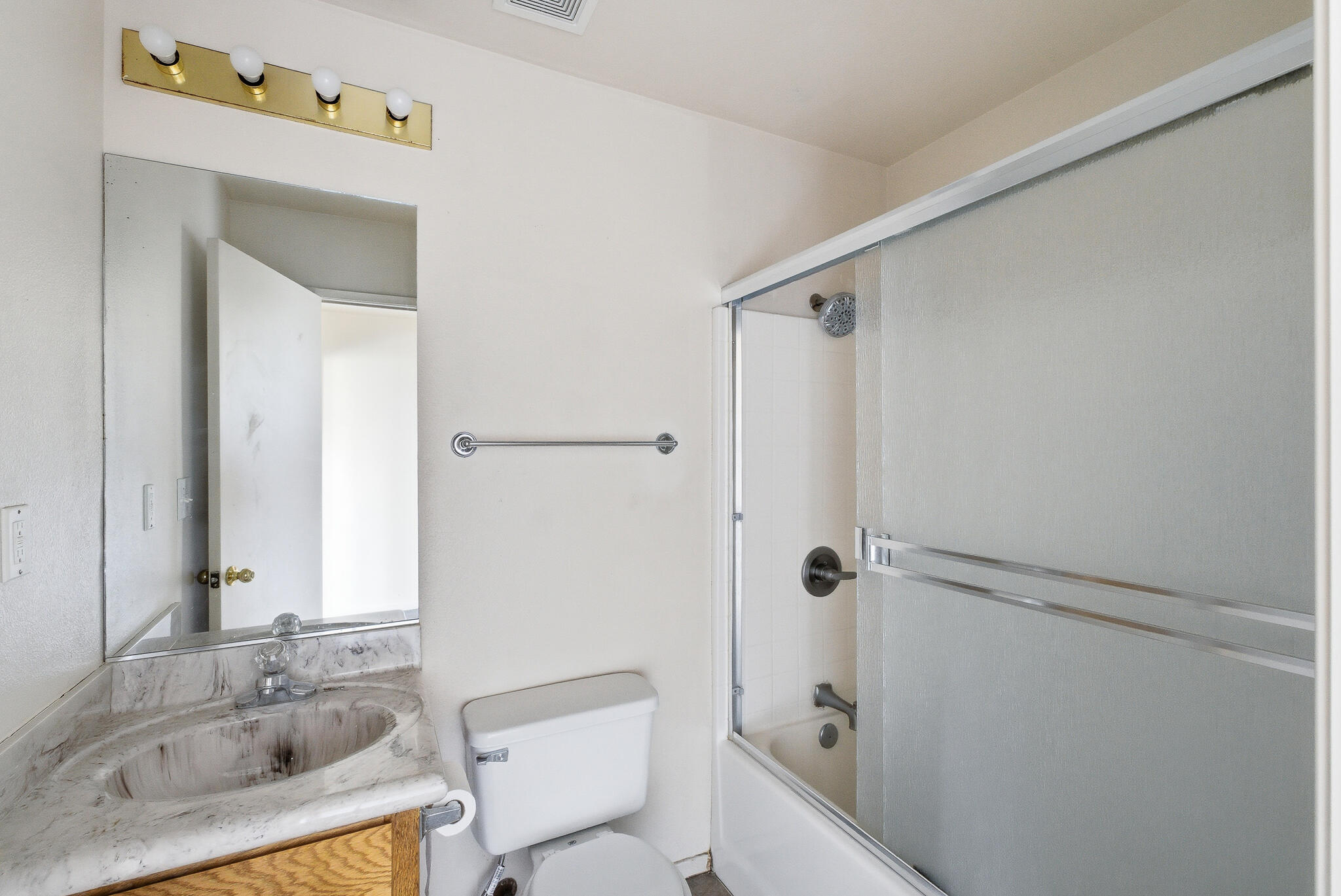 409 Valencia St, Lindsay, CA 93247