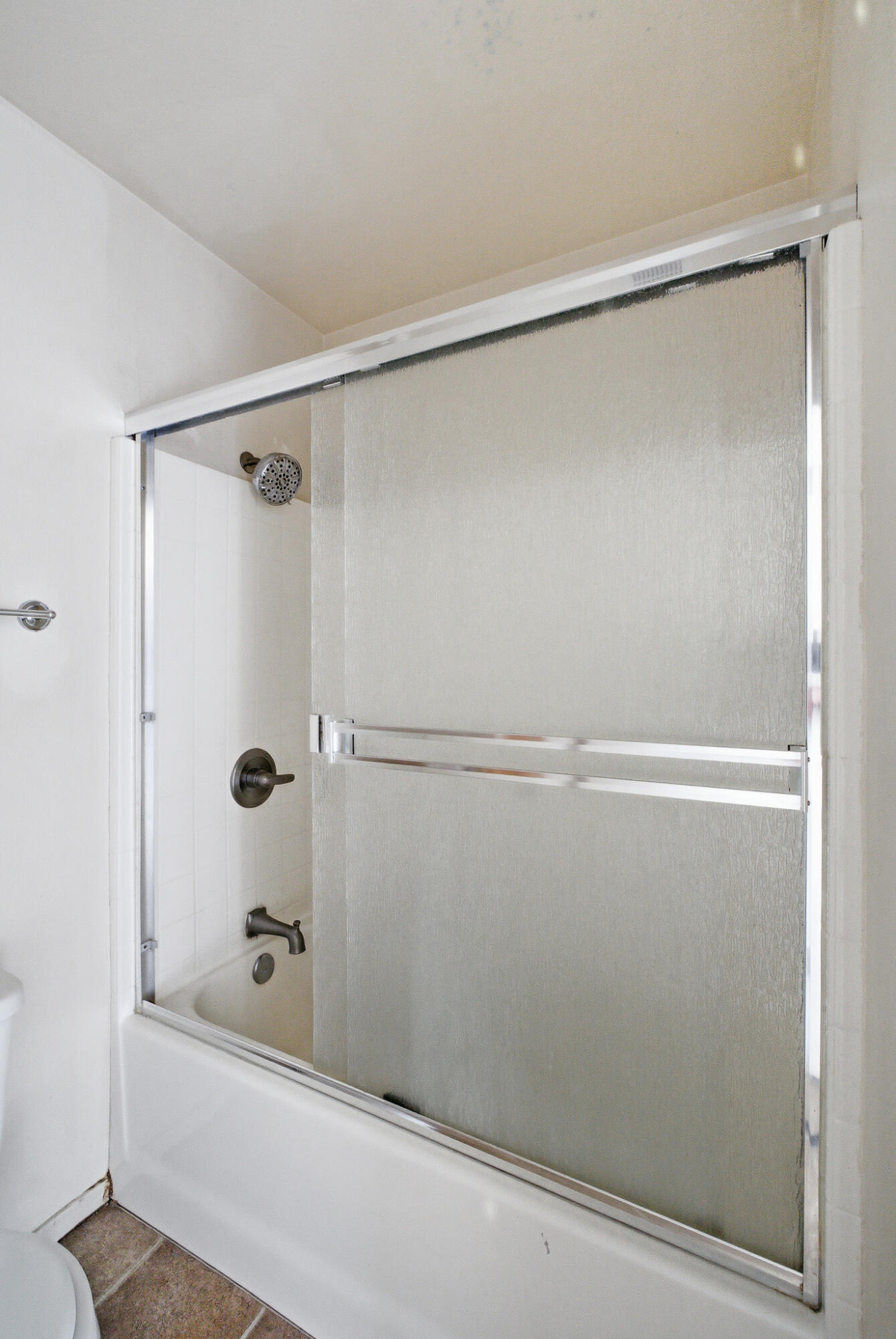 409 Valencia St, Lindsay, CA 93247