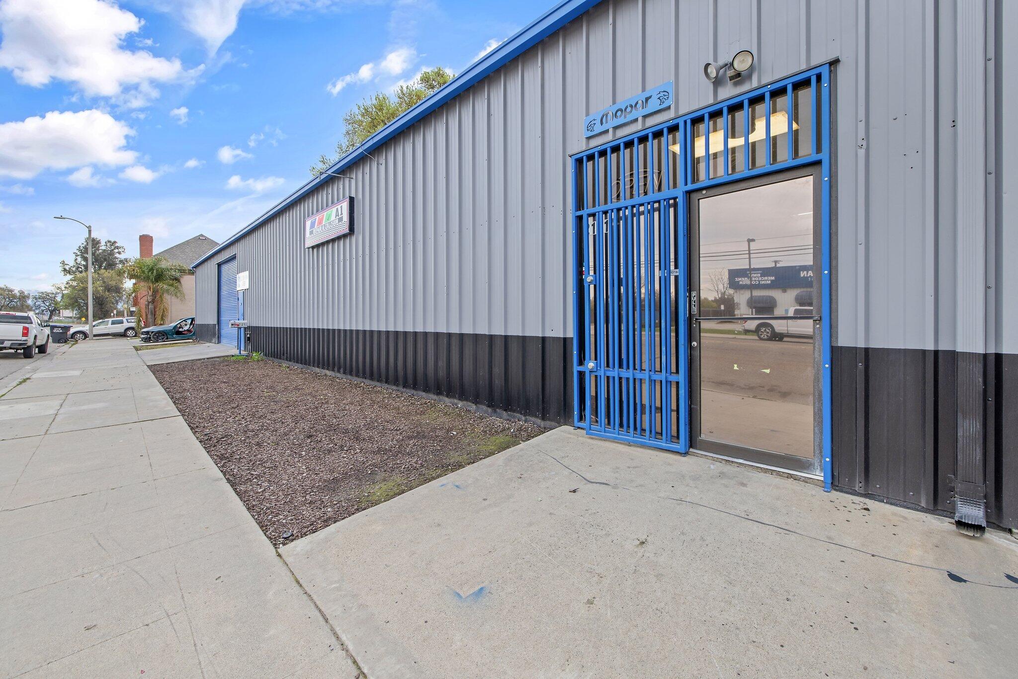 2121 E Mineral King Ave, Visalia, CA 93292