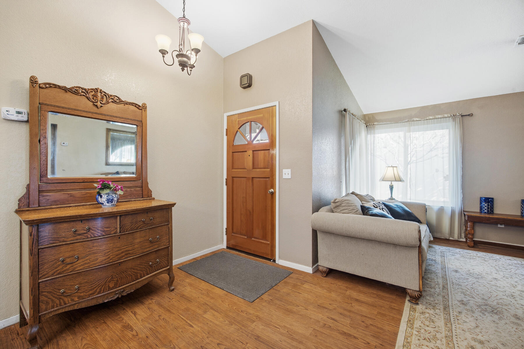 1515 E Castlecrest Ave, Visalia, CA 93292