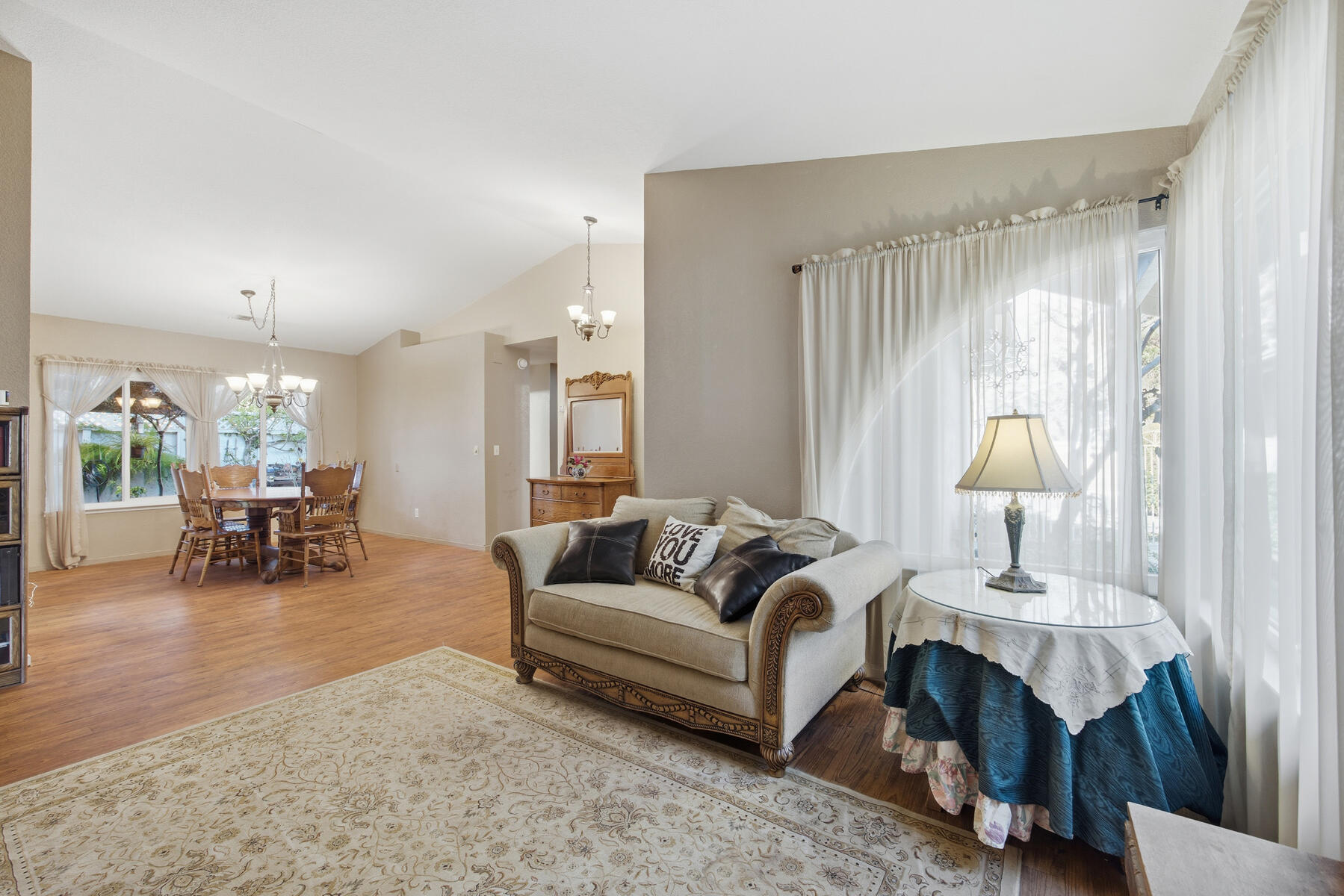 1515 E Castlecrest Ave, Visalia, CA 93292